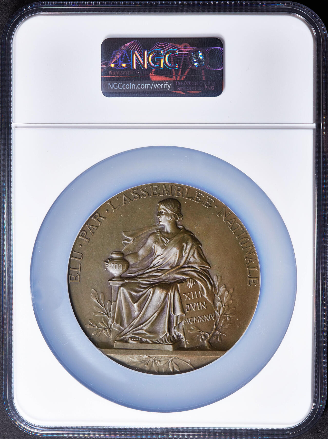 【俄甄集藏】2026年(049)03-18星期三 晚 19:30 全场包邮 法国1924年纪念加斯东·杜梅格当选总统大铜章，NGC MS65，直径73mm，高浮雕，顶级状态，章牌大师乔治·普吕多姆作品，丰饶角铭