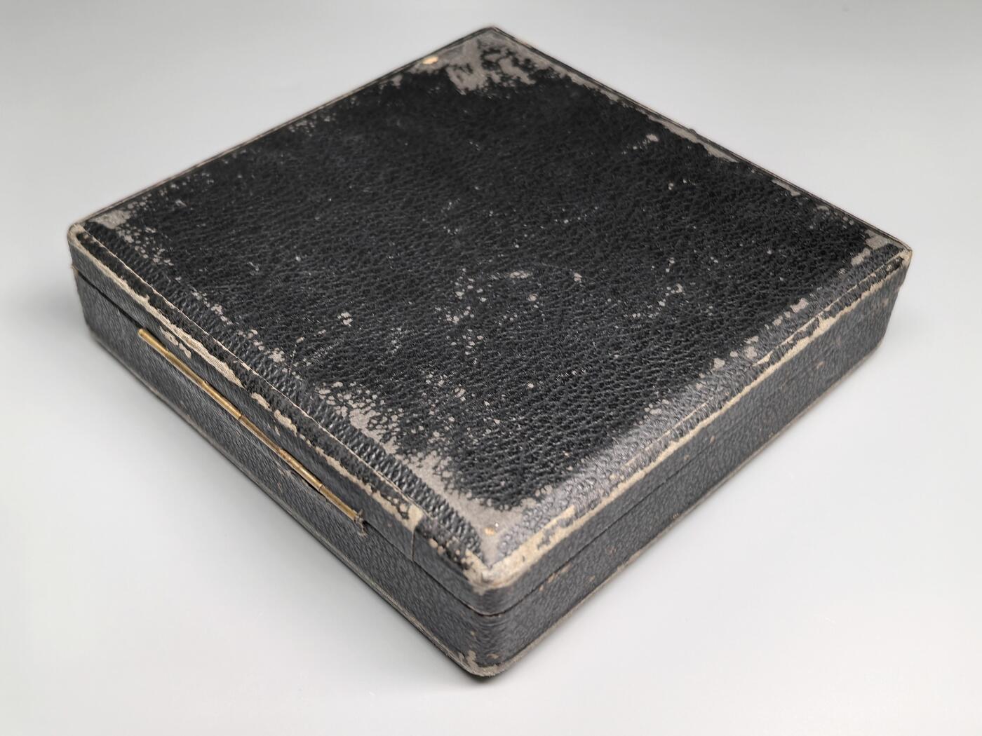 小驴勋章奖章收藏3月21日周六晚六点拍卖（珍爱和平，收藏战争，铭记历史，勿忘国耻，忠党爱国。有偿代拍，送拍规则在简介最后，参拍须阅读规则后再参拍，关系到运费包装发货时效真假辨别等关键信息，拍卖时不再发原图，看大图店主微信码在拍卖店铺介绍里） WWII金级大德意志勋章带原盒，牛逼的容克厂C. E. Juncker厂制作，5铆钉重版，64g，铜合金珐琅，珐琅好，背面手刻获得者姓名，少见，裸章容克重版本我直接从国外拿得3.8万人民币，盒子这个品也得6、7千人民币