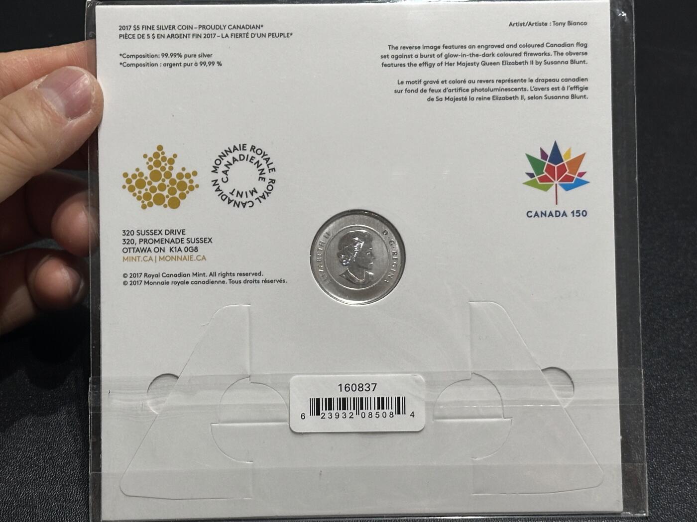 《外钞收藏家》第六百一十八期（精品场）（长期征集拍品、欢迎藏友们联系合作） 加拿大2017年独立150周年精制彩色夜光银币（带原厂卡册1/4盎司纯银）