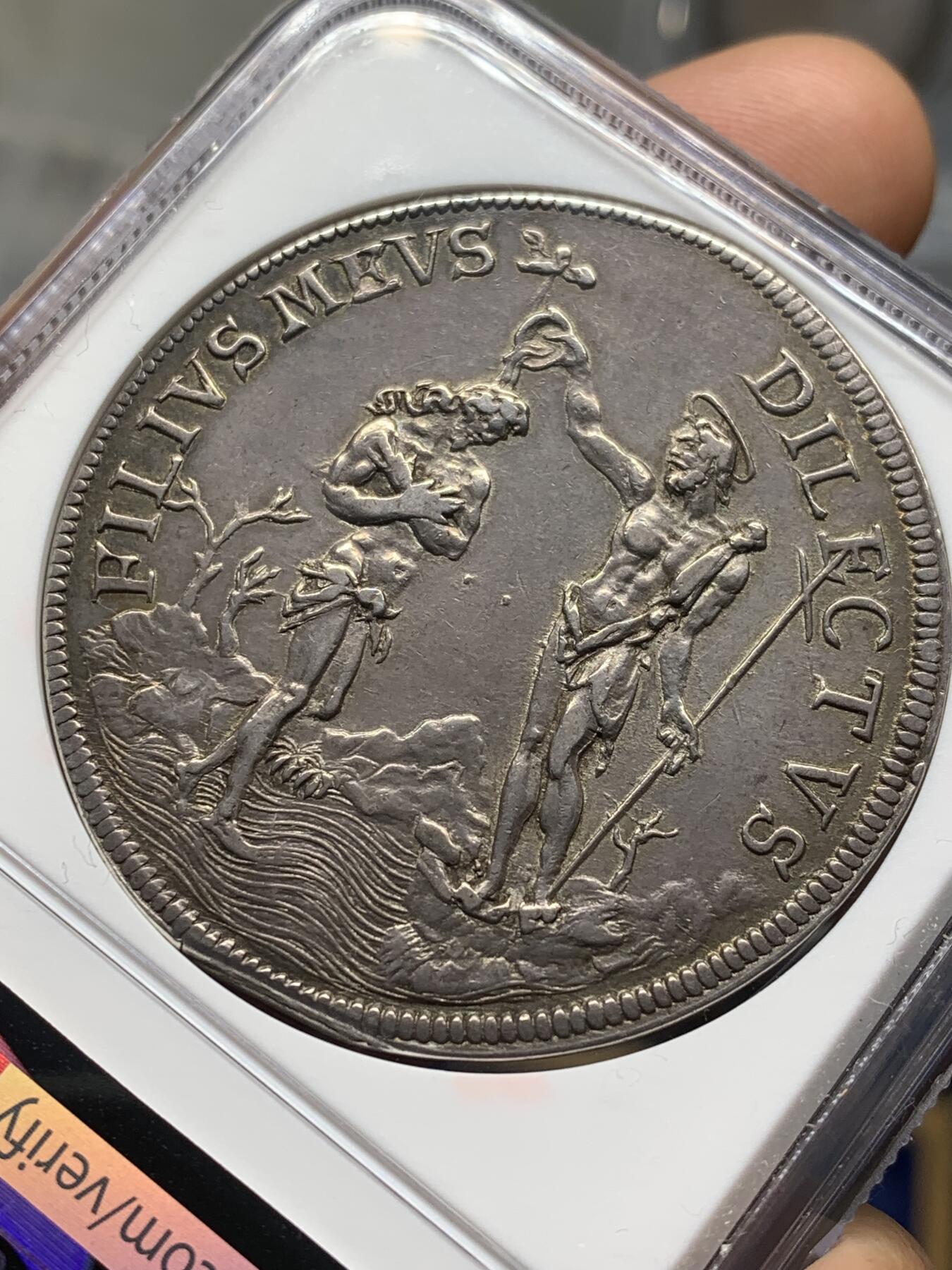 《竞宝斋》第471场 周日，周一，周二 3场连拍 （全场包邮）欢迎送拍 NGC AUD 1676年意大利托斯卡纳科西莫三世皮阿斯特大银 正面科西莫三世秀发飘飘 背面描绘了圣约翰在约旦河给基督施洗 罕见意大利名誉品种 受洗清晰打制压力足 足以入藏的状态