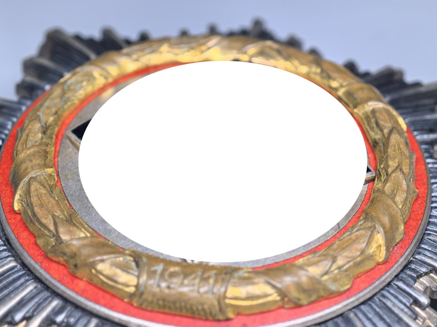 小驴勋章奖章收藏3月21日周六晚六点拍卖（珍爱和平，收藏战争，铭记历史，勿忘国耻，忠党爱国。有偿代拍，送拍规则在简介最后，参拍须阅读规则后再参拍，关系到运费包装发货时效真假辨别等关键信息，拍卖时不再发原图，看大图店主微信码在拍卖店铺介绍里） WWII金级大德意志勋章带原盒，牛逼的容克厂C. E. Juncker厂制作，5铆钉重版，64g，铜合金珐琅，珐琅好，背面手刻获得者姓名，少见，裸章容克重版本我直接从国外拿得3.8万人民币，盒子这个品也得6、7千人民币