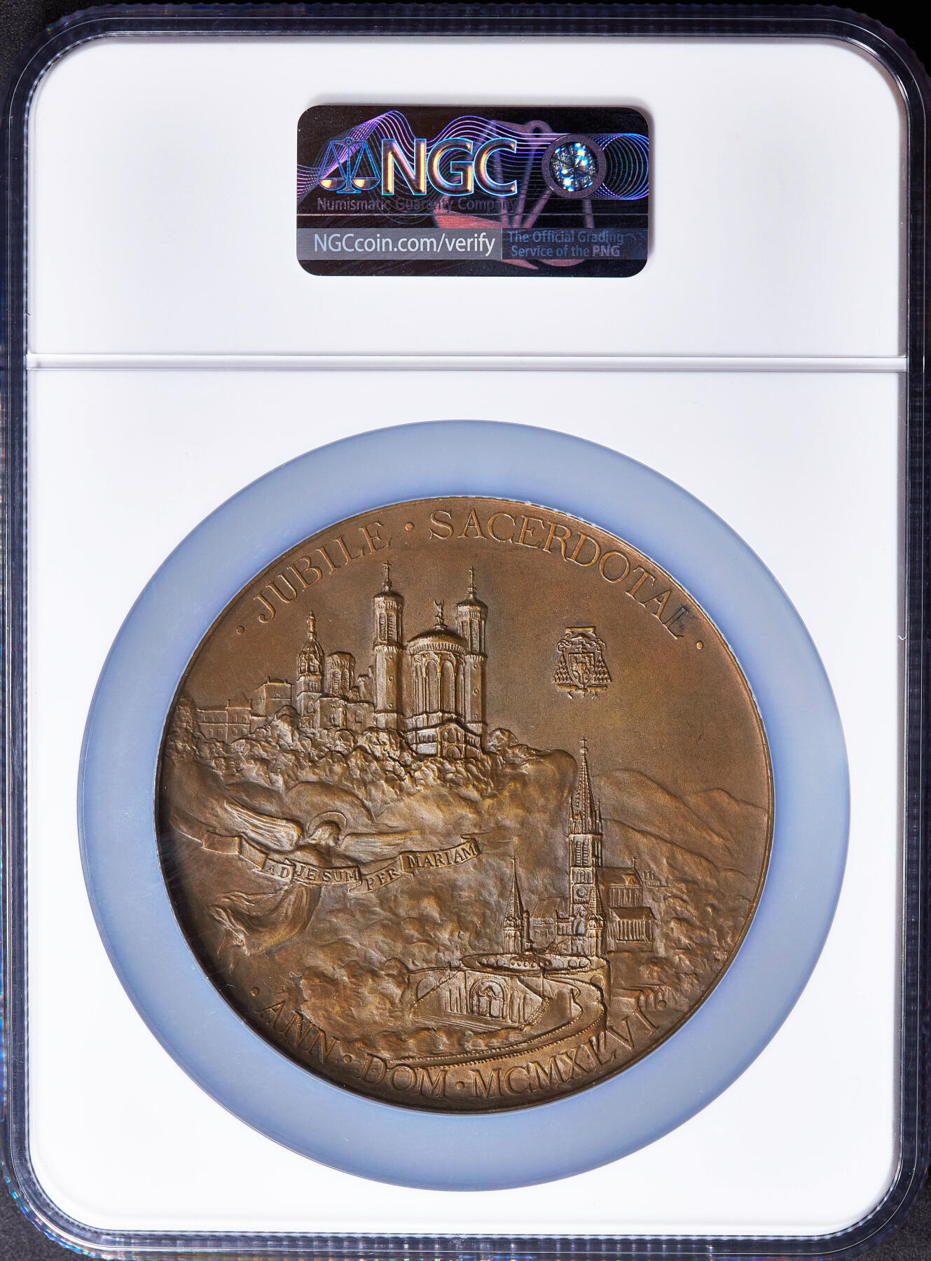 【俄甄集藏】2026年(049)03-18星期三 晚 19:30 全场包邮 法国1926年纪念里昂总主教塞·勒·热利耶枢机担任司铎50周年大铜章，NGC MS64，高浮雕，巧克力包浆，设计精美，直径：81mm，丰饶角铭