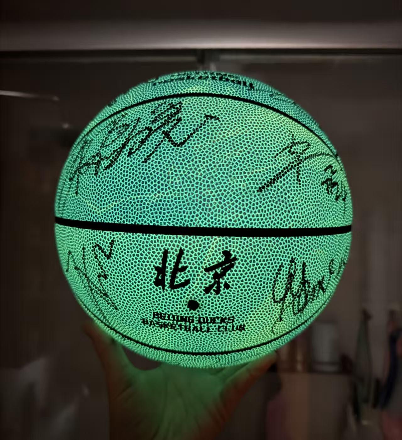 零元拍：来吧，北京首钢篮球俱乐部北京北汽男篮主教练许利民，总经理张云松，队长翟晓川，外援贾维尔-麦基、尤金-杰曼、奥斯马尔-斯佩尔曼，国内球员周琦、赵睿、曾凡博、陈盈骏、方硕、雷蒙、张才仁、邱天、范子铭、姜文亲签俱乐部官方独家夜光篮球，四九城的夜空中照亮首钢夺冠之路！！