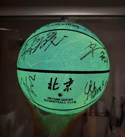 零元拍：来吧，北京首钢篮球俱乐部北京北汽男篮主教练许利民，总经理张云松，队长翟晓川，外援贾维尔-麦基、尤金-杰曼、奥斯马尔-斯佩尔曼，国内球员周琦、赵睿、曾凡博、陈盈骏、方硕、雷蒙、张才仁、邱天、范子铭、姜文亲签俱乐部官方独家夜光篮球，四九城的夜空中照亮首钢夺冠之路！！ - 零元拍：来吧，北京首钢篮球俱乐部北京北汽男篮主教练许利民，总经理张云松，队长翟晓川，外援贾维尔-麦基、尤金-杰曼、奥斯马尔-斯佩尔曼，国内球员周琦、赵睿、曾凡博、陈盈骏、方硕、雷蒙、张才仁、邱天、范子铭、姜文亲签俱乐部官方独家夜光篮球，四九城的夜空中照亮首钢夺冠之路！！