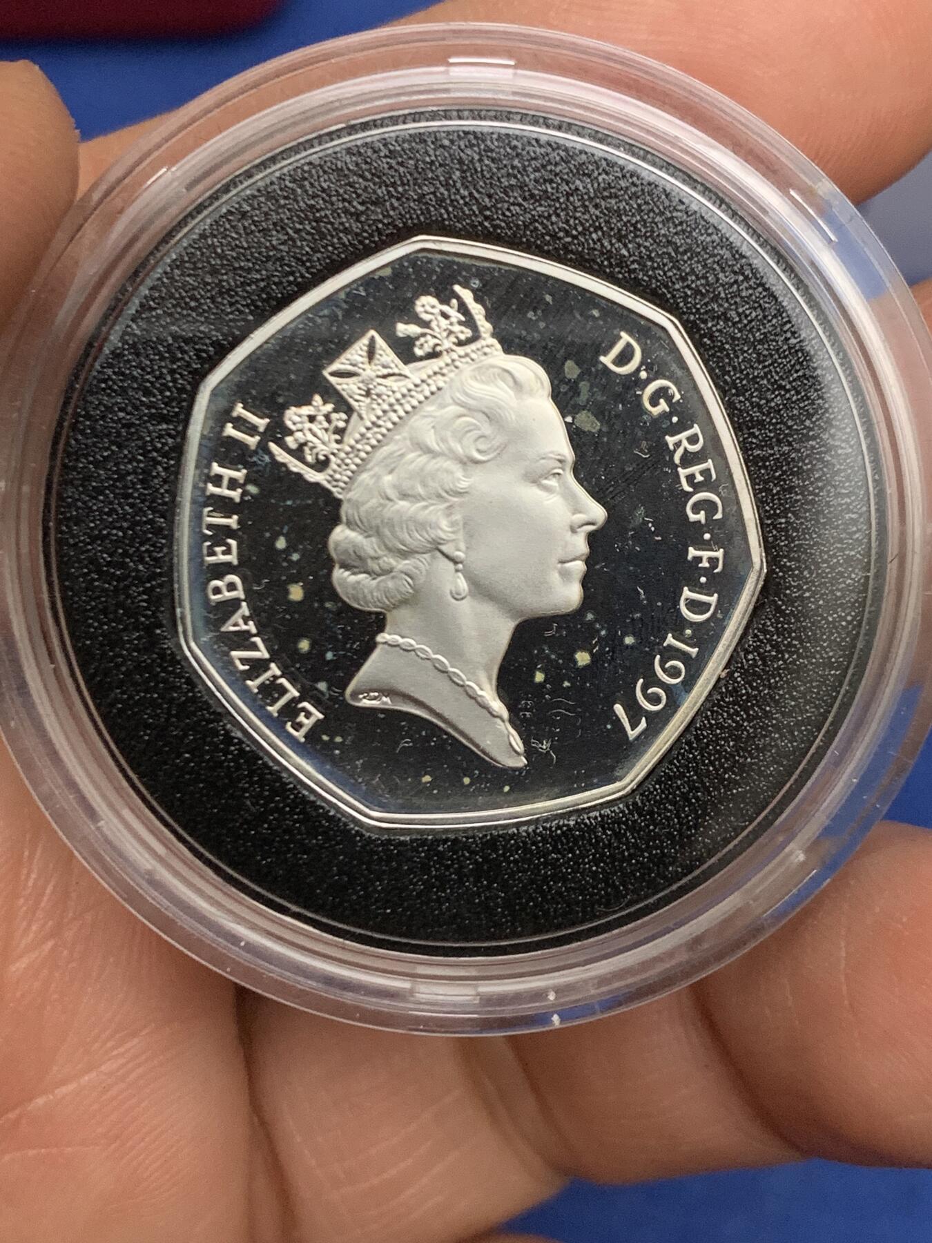 《竞宝斋》第471场 周日，周一，周二 3场连拍 （全场包邮）欢迎送拍 英国1997年加厚50便士精制银币 直径27.3MM（16g） 纪念50便士改版 发行1万枚 原盒证书齐全