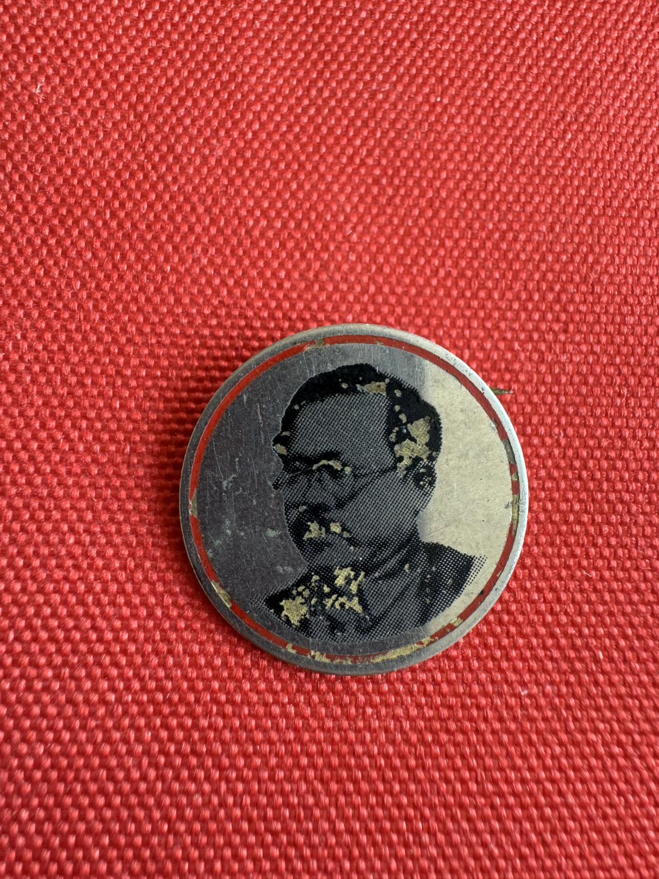 五哥徽章群   18号周三晚上八点4群联拍 任弼时