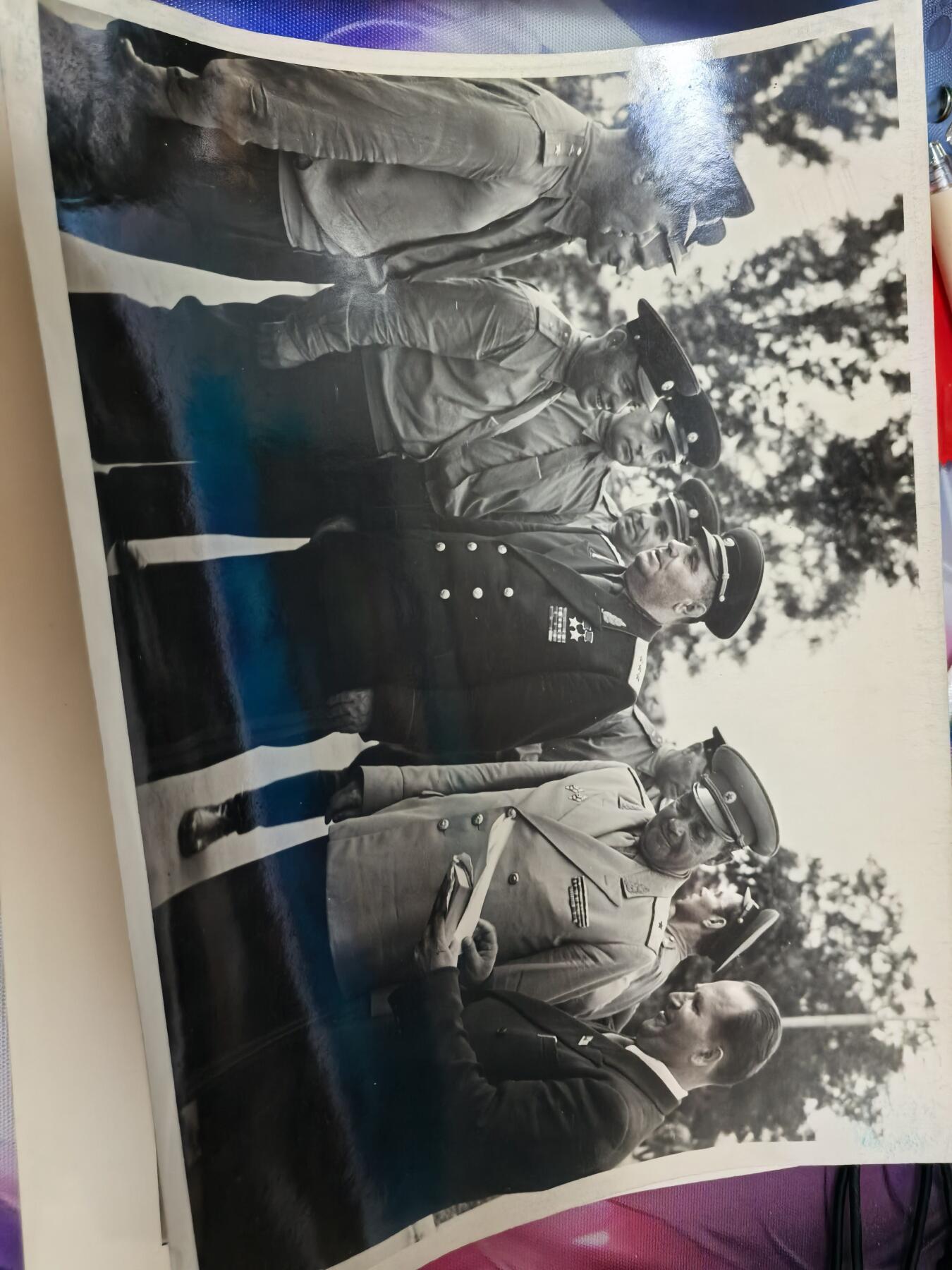 苏联勋章奖章拍卖 本次有亚捏，苏联艺术家，2次英雄的奖状，国际运动员全套等好货 不要错过 3月20日晚上九点结束在麦稀奇 找不到的加我qq或者微信都是184277308备注苏章拍卖。 苏联传奇坦克指挥官双金星获得者德烈·格里戈里耶维奇·克拉夫琴科（Андрей Григорьевич Кравченко）坦克兵中将 63年回部队参观颁发的两份表彰和照片若干大尺寸20*15左右的5张 小一些的七张