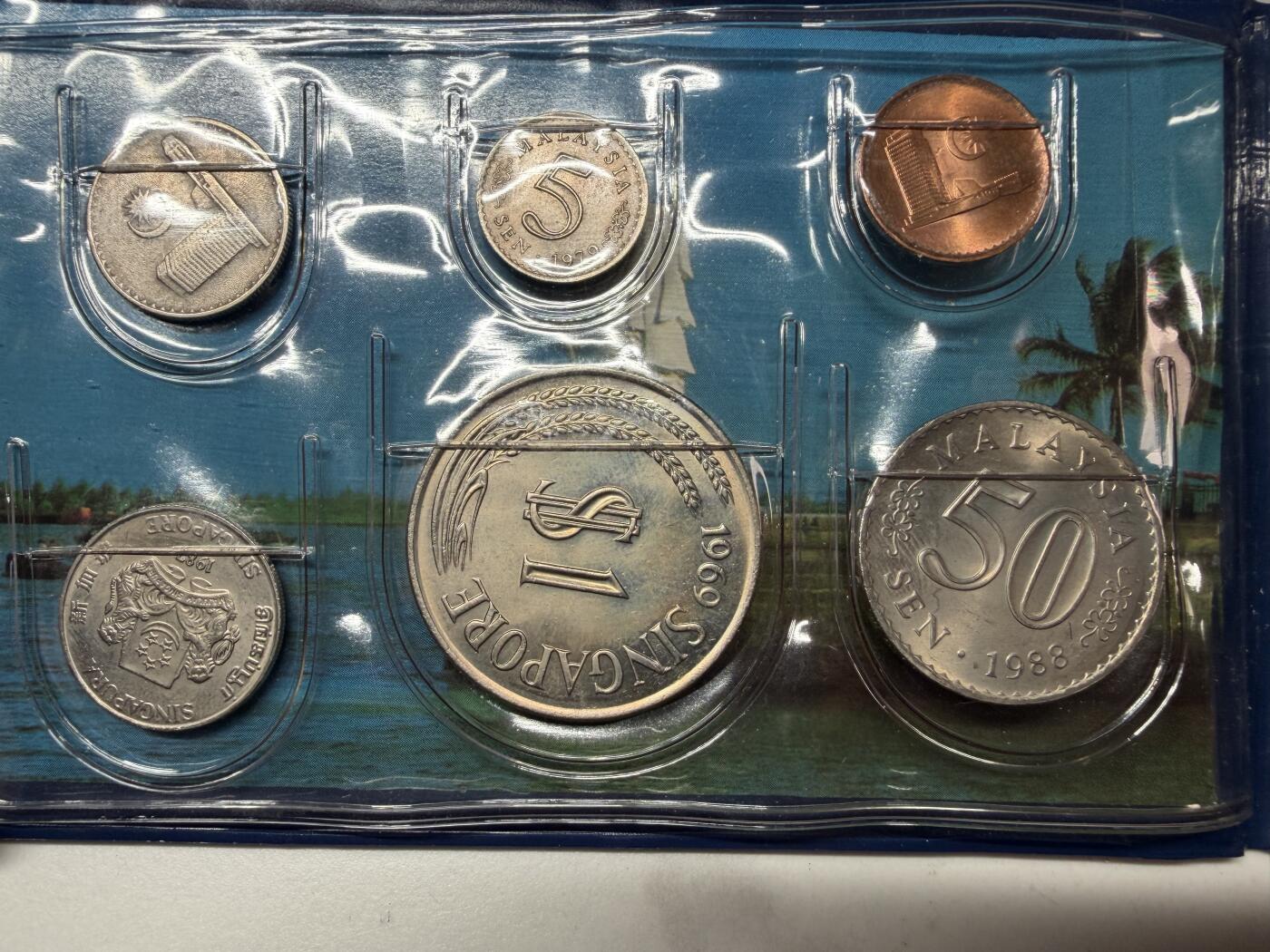 2026年集古藏今外币拍卖第三期-第5场—（总第315拍），可以寄存60天，满160元包邮。 新加坡、马来西亚套币一本