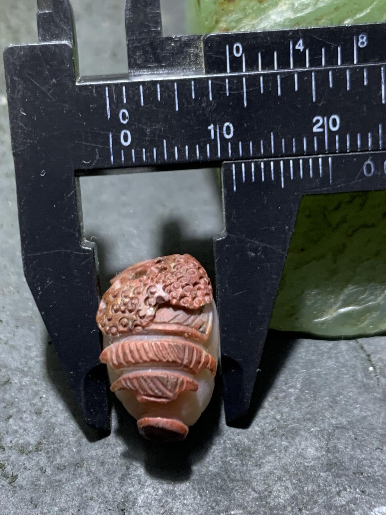 精美高玉化亚光盐源玛瑙手工雕刻山水珠一颗