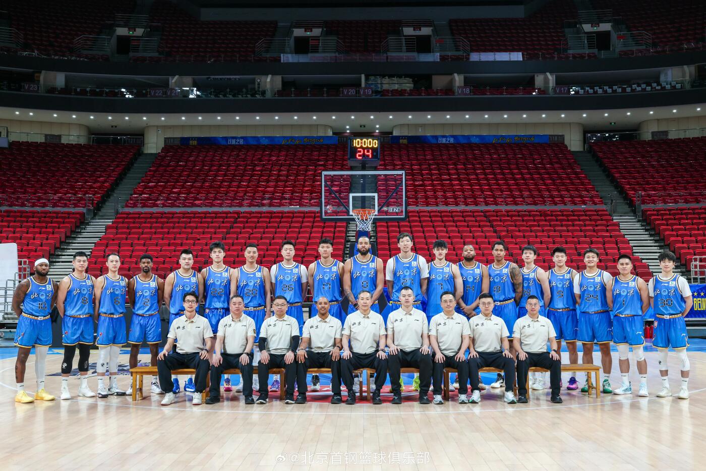零元拍：来吧，北京首钢篮球俱乐部北京北汽男篮主教练许利民，总经理张云松，队长翟晓川，外援贾维尔-麦基、尤金-杰曼、奥斯马尔-斯佩尔曼，国内球员周琦、赵睿、曾凡博、陈盈骏、方硕、雷蒙、张才仁、邱天、范子铭、姜文亲签俱乐部官方独家夜光篮球，四九城的夜空中照亮首钢夺冠之路！！