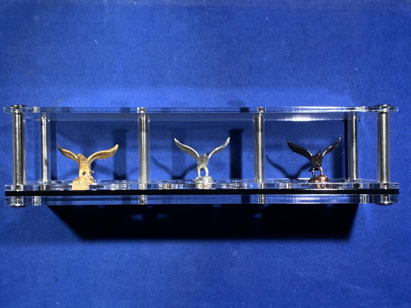 《竞宝斋》第471场 周日，周一，周二 3场连拍 （全场包邮）欢迎送拍 布基纳法索2016年1000法郎3枚立体雕塑银币套 美国银鹰 3X1盎司999银（3个雕塑鹰分别是镀金，镀银和仿古）发行量：333（有氧化） 盒证全（盒就是证）