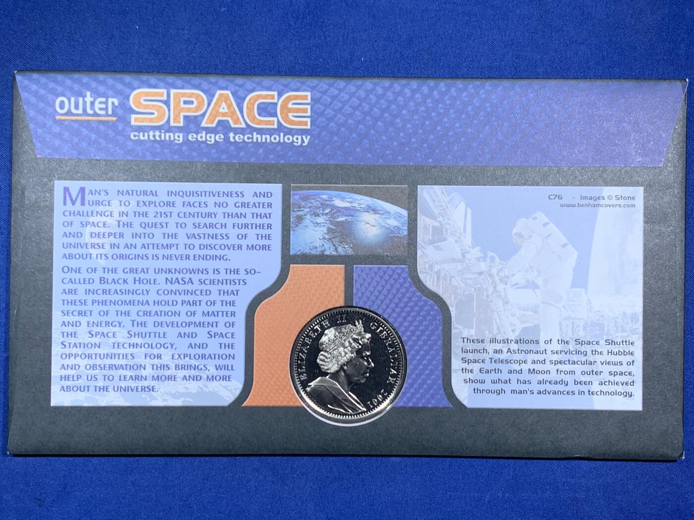 《竞宝斋》第471场 周日，周一，周二 3场连拍 （全场包邮）欢迎送拍 英国马恩岛2001年太空空间站1克朗铜镍纪念币，邮币封，附三张不同的邮票（英国两张和美国一张）和三个邮戳