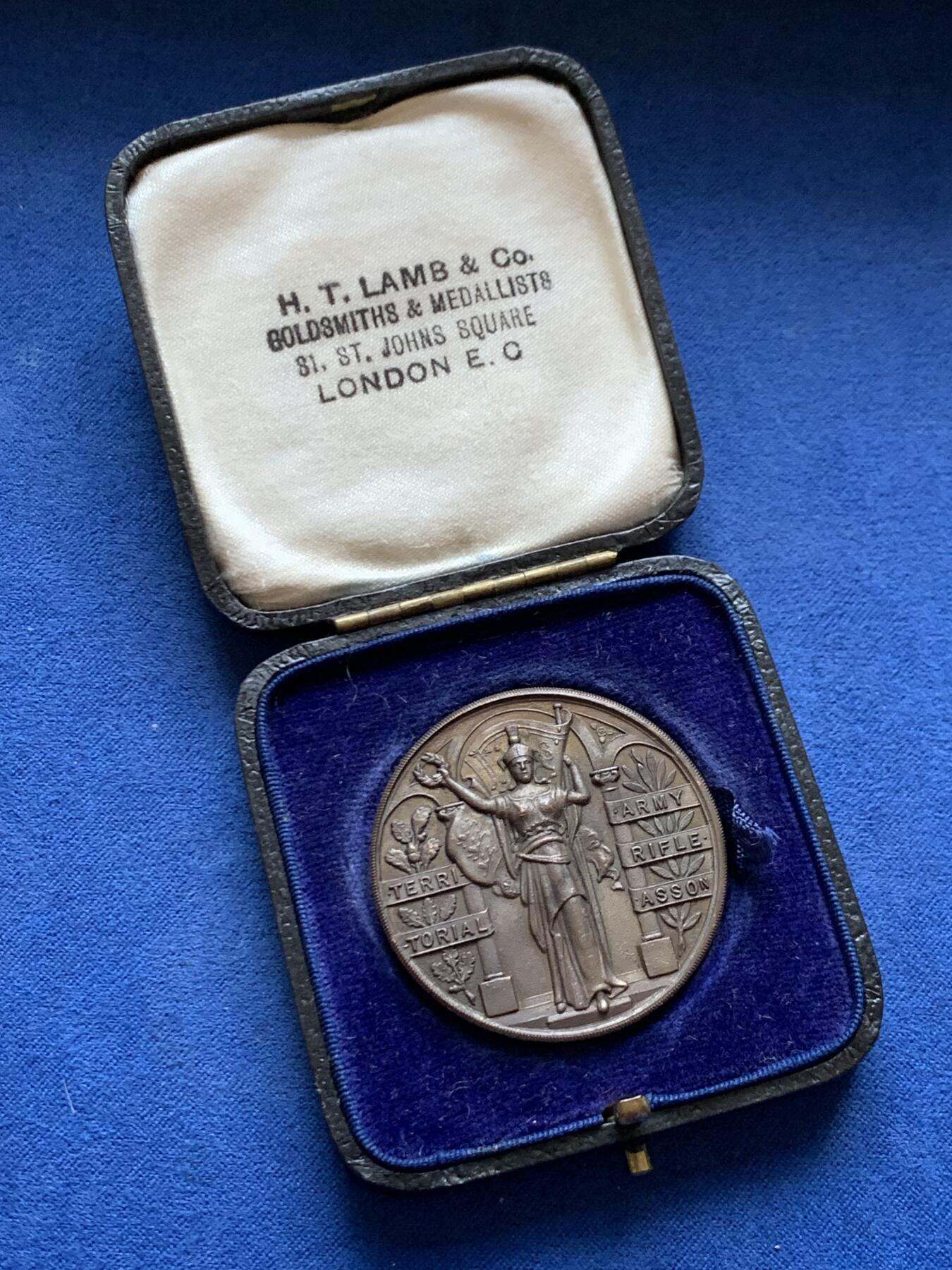 《竞宝斋》第471场 周日，周一，周二 3场连拍 （全场包邮）欢迎送拍 英国1929年领土陆军步枪协会铜章，造型精美，带原盒，嘉奖给获得城市中尉杯第2名的军官L.R.B。30.85克，38.3mm。