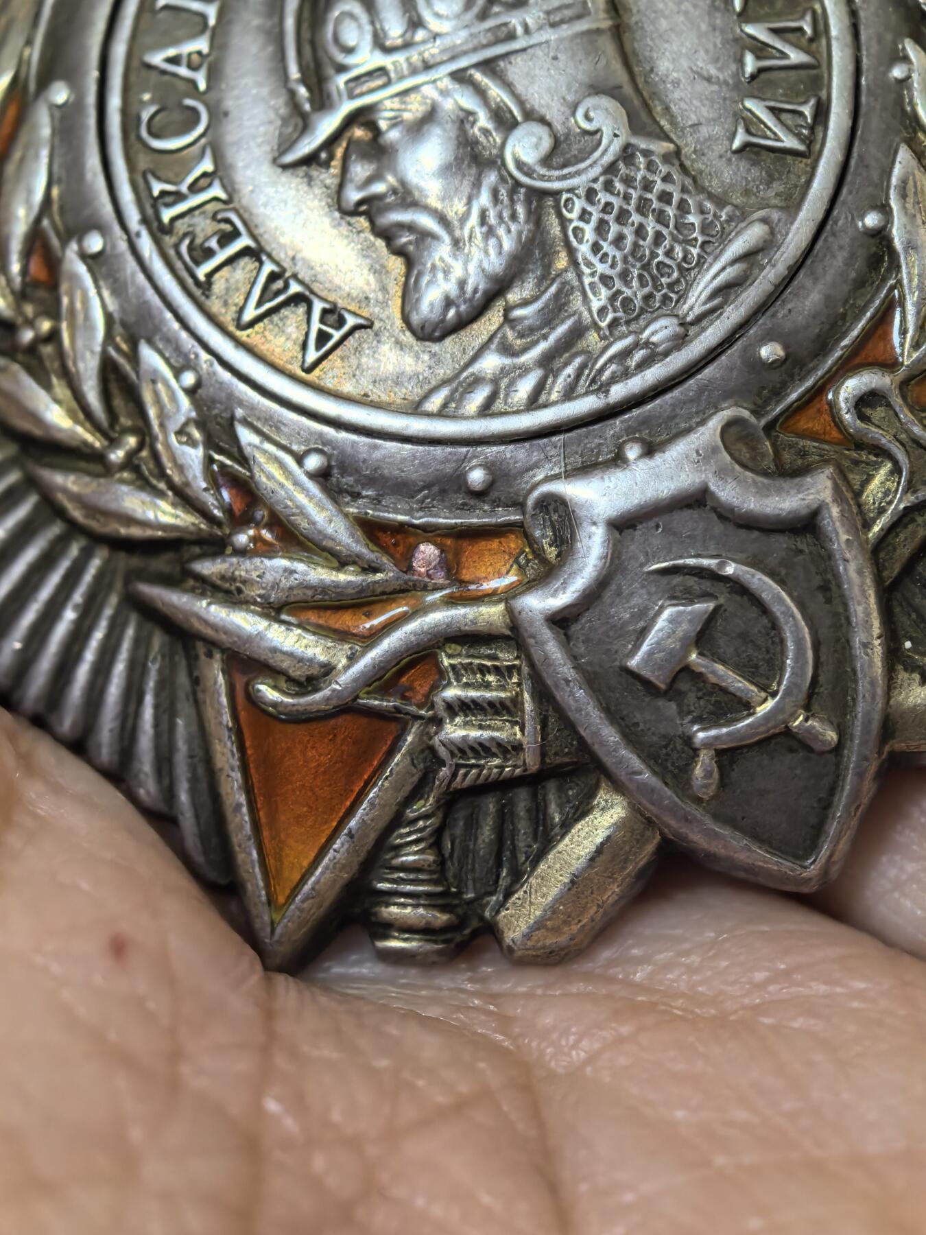 苏联勋章奖章拍卖 本次有亚捏，苏联艺术家，2次英雄的奖状，国际运动员全套等好货 不要错过 3月20日晚上九点结束在麦稀奇 找不到的加我qq或者微信都是184277308备注苏章拍卖。 苏联亚历山大涅夫斯基勋章 好品无磕碰 炮兵连长消灭4火力点 早年购自大西洋 可以找我要购买存档 里面有详细描述 登记卡从新查询了电子版比较好的临时登记卡 奖励卡也已经翻译 