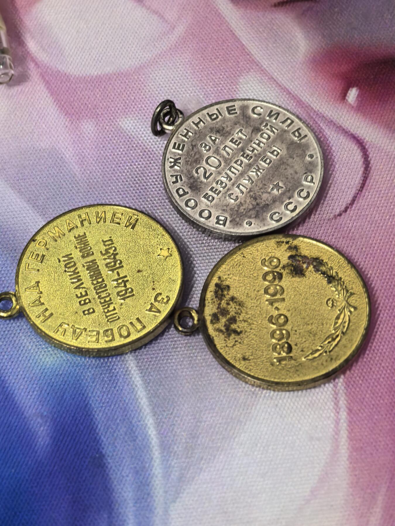 苏联勋章奖章拍卖 本次有亚捏，苏联艺术家，2次英雄的奖状，国际运动员全套等好货 不要错过 3月20日晚上九点结束在麦稀奇 找不到的加我qq或者微信都是184277308备注苏章拍卖。