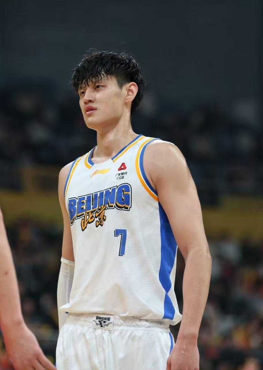 零元拍：来吧，北京首钢篮球俱乐部北京北汽男篮主教练许利民，总经理张云松，队长翟晓川，外援贾维尔-麦基、尤金-杰曼、奥斯马尔-斯佩尔曼，国内球员周琦、赵睿、曾凡博、陈盈骏、方硕、雷蒙、张才仁、邱天、范子铭、姜文亲签俱乐部官方独家夜光篮球，四九城的夜空中照亮首钢夺冠之路！！