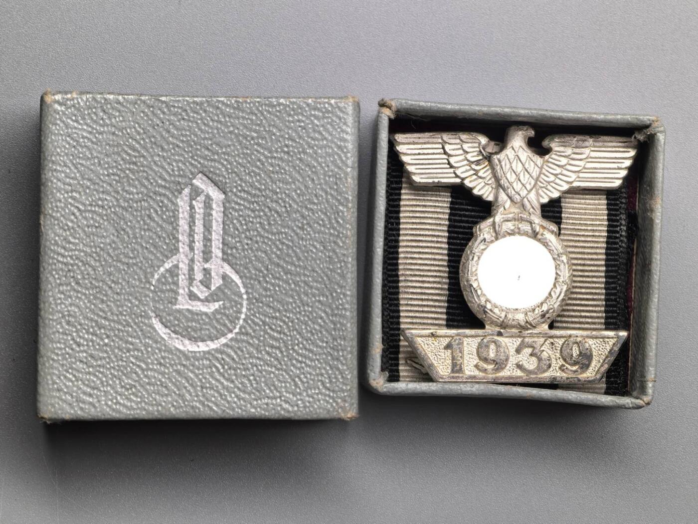 小驴勋章奖章收藏3月21日周六晚六点拍卖（珍爱和平，收藏战争，铭记历史，勿忘国耻，忠党爱国。有偿代拍，送拍规则在简介最后，参拍须阅读规则后再参拍，关系到运费包装发货时效真假辨别等关键信息，拍卖时不再发原图，看大图店主微信码在拍卖店铺介绍里） WWII二级铁十字勋饰，背打L/11厂标（著名的3厂Wihelm Deumer厂），Tombak铜合金镀银，针脚完整，品相非常吊，带非常罕见印有L/11厂标和SPII字样的LDO火柴盒样式的原盒，最后一图参考价1150欧元