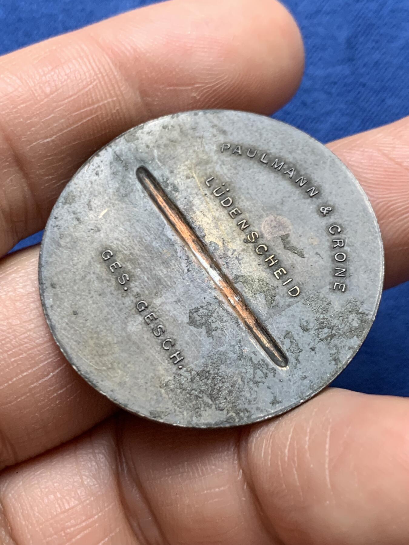 《竞宝斋》第471场 周日，周一，周二 3场连拍 （全场包邮）欢迎送拍 德国1933-34年纪念章 背面胸针掉了 细节见图