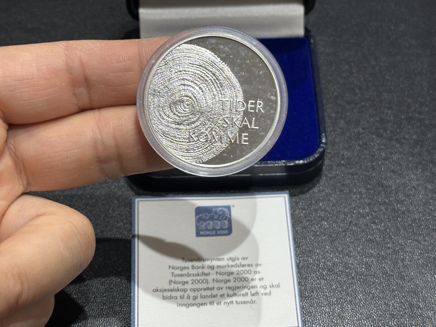 《外钞收藏家》第六百一十八期（精品场）（长期征集拍品、欢迎藏友们联系合作） 挪威2000年100克朗千禧年纪念精制银币（盒证齐全，发行量仅5万枚）