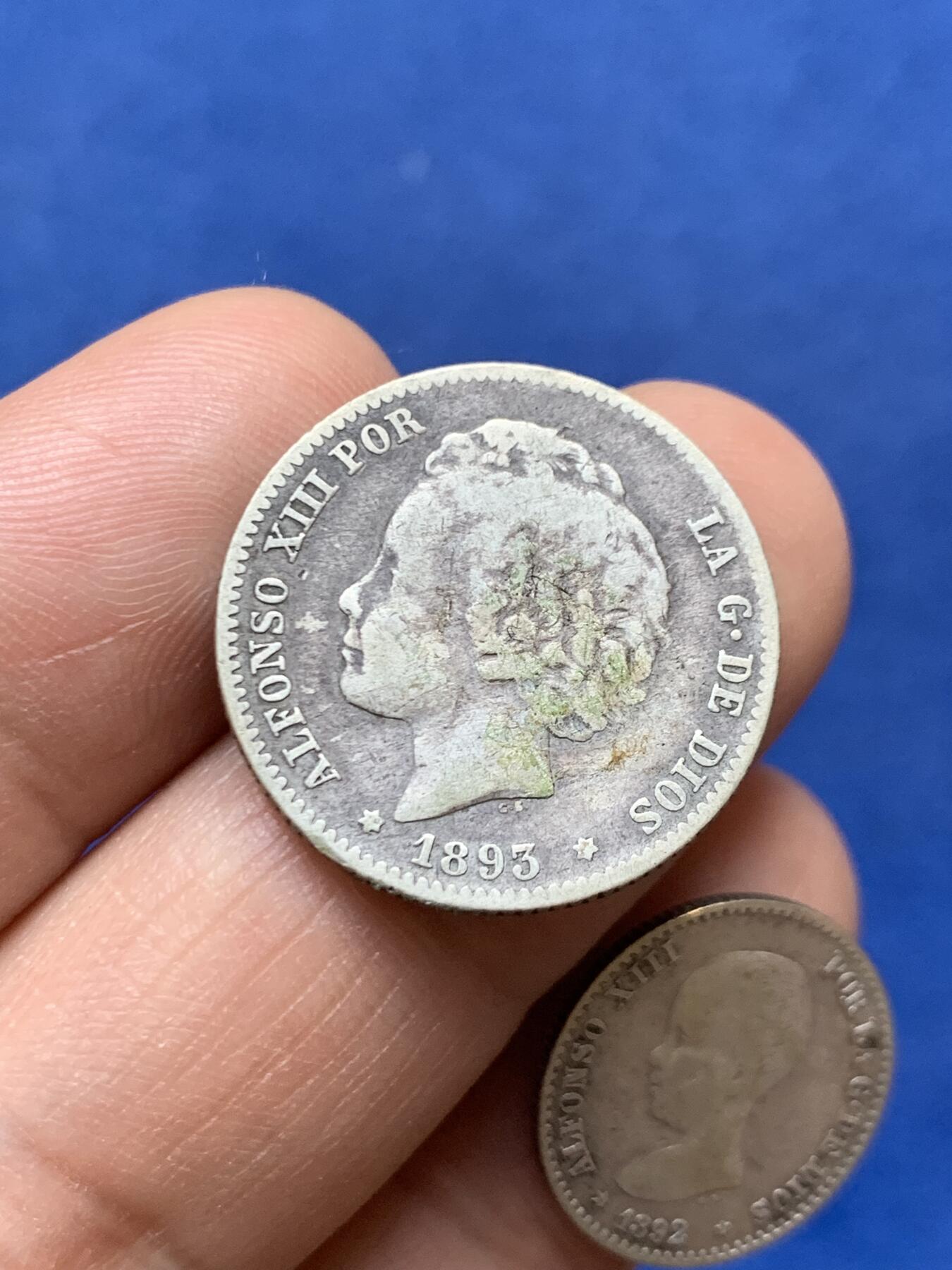 《竞宝斋》第471场 周日，周一，周二 3场连拍 （全场包邮）欢迎送拍 两枚一组 西班牙1892年50分、1893年1比塞塔 银币 阿方索十三世在位时期发行 婴儿头向爆炸头过渡的时间点 细节都不错 传世老包浆 西属经典品种