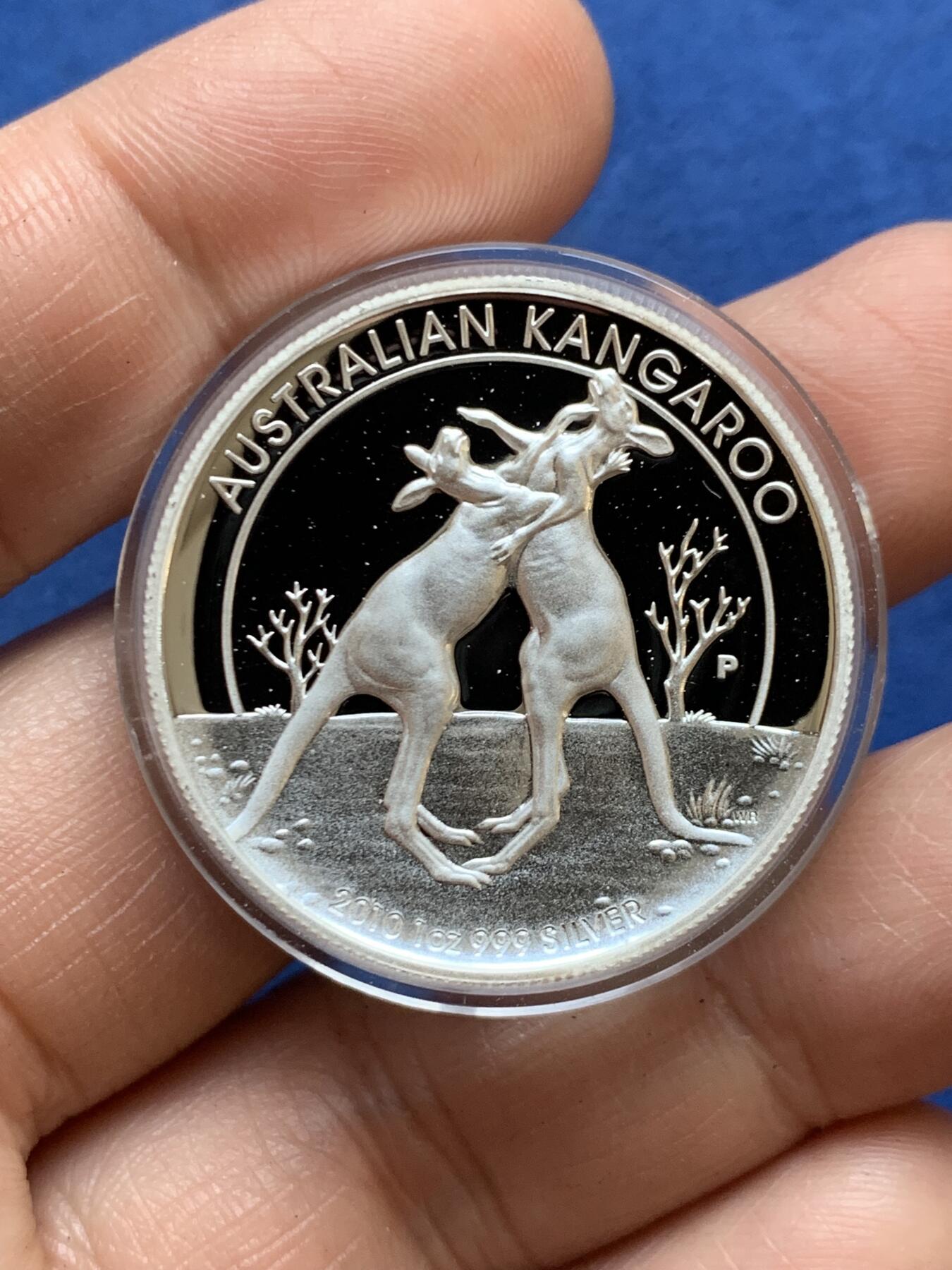 《竞宝斋》第471场 周日，周一，周二 3场连拍 （全场包邮）欢迎送拍 澳大利亚2010年1元高浮雕精制银币 两只袋鼠 1盎司999银 发行量2万 盒证全