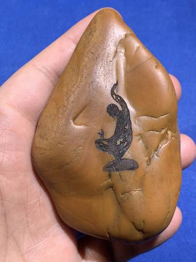 《竞宝斋》第471场 周日，周一，周二 3场连拍 （全场包邮）欢迎送拍 - 黄蜡石石雕·佛前 大手把件，重219.8克，原石形和质地都不错，天然水线，滑不遛手，打灯可见，玉化很好；