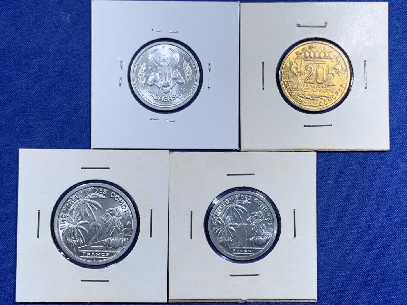 《竞宝斋》第471场 周日，周一，周二 3场连拍 （全场包邮）欢迎送拍 四枚一组 1964年法属科摩罗群岛1、2、20法郎，1958年法属马达加斯加1法郎 铜镍币 科摩罗算是法属殖民地里比较稀有的品种 均为近未流通品相 转光很漂亮