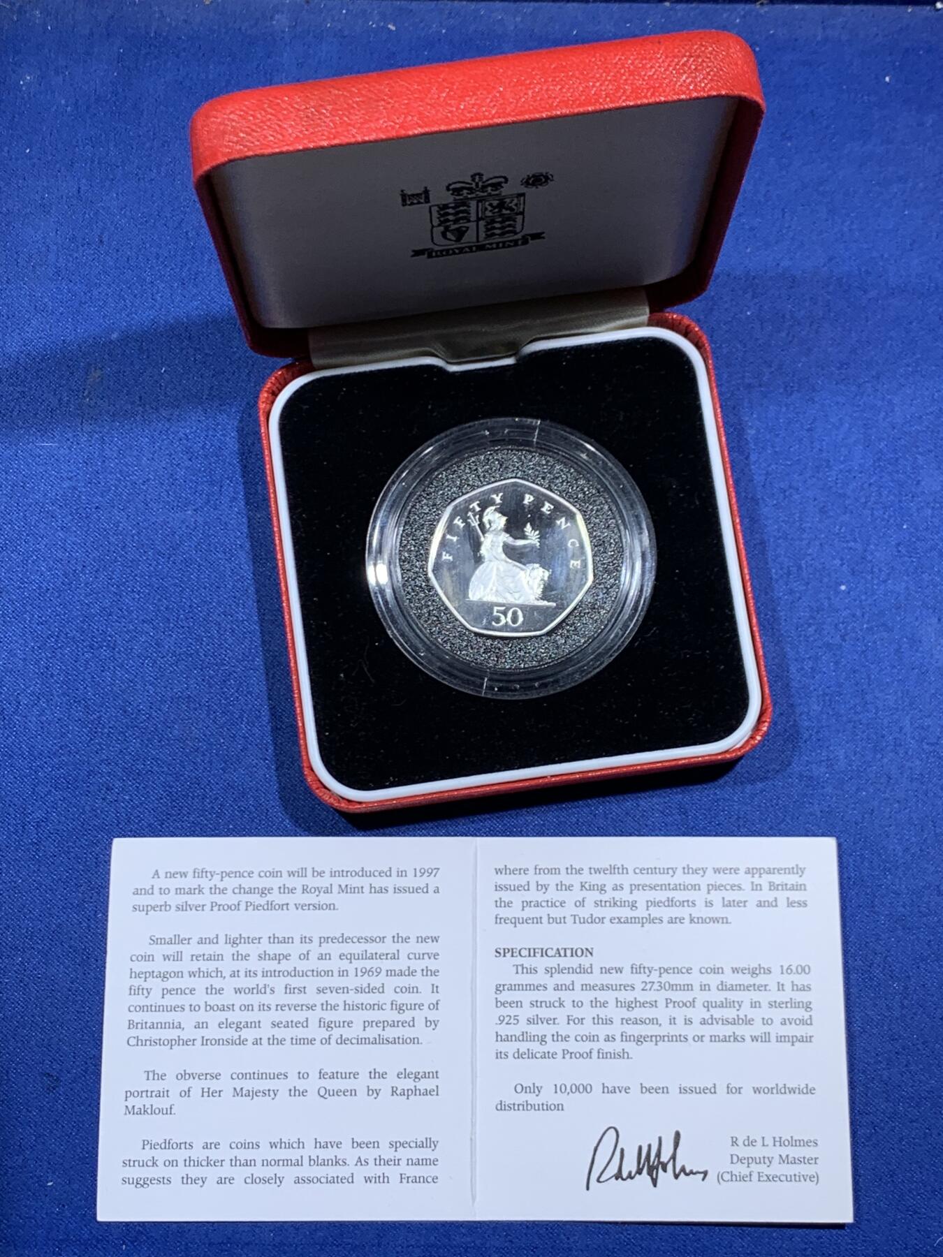 《竞宝斋》第471场 周日，周一，周二 3场连拍 （全场包邮）欢迎送拍 英国1997年加厚50便士精制银币 直径27.3MM（16g） 纪念50便士改版 发行1万枚 原盒证书齐全