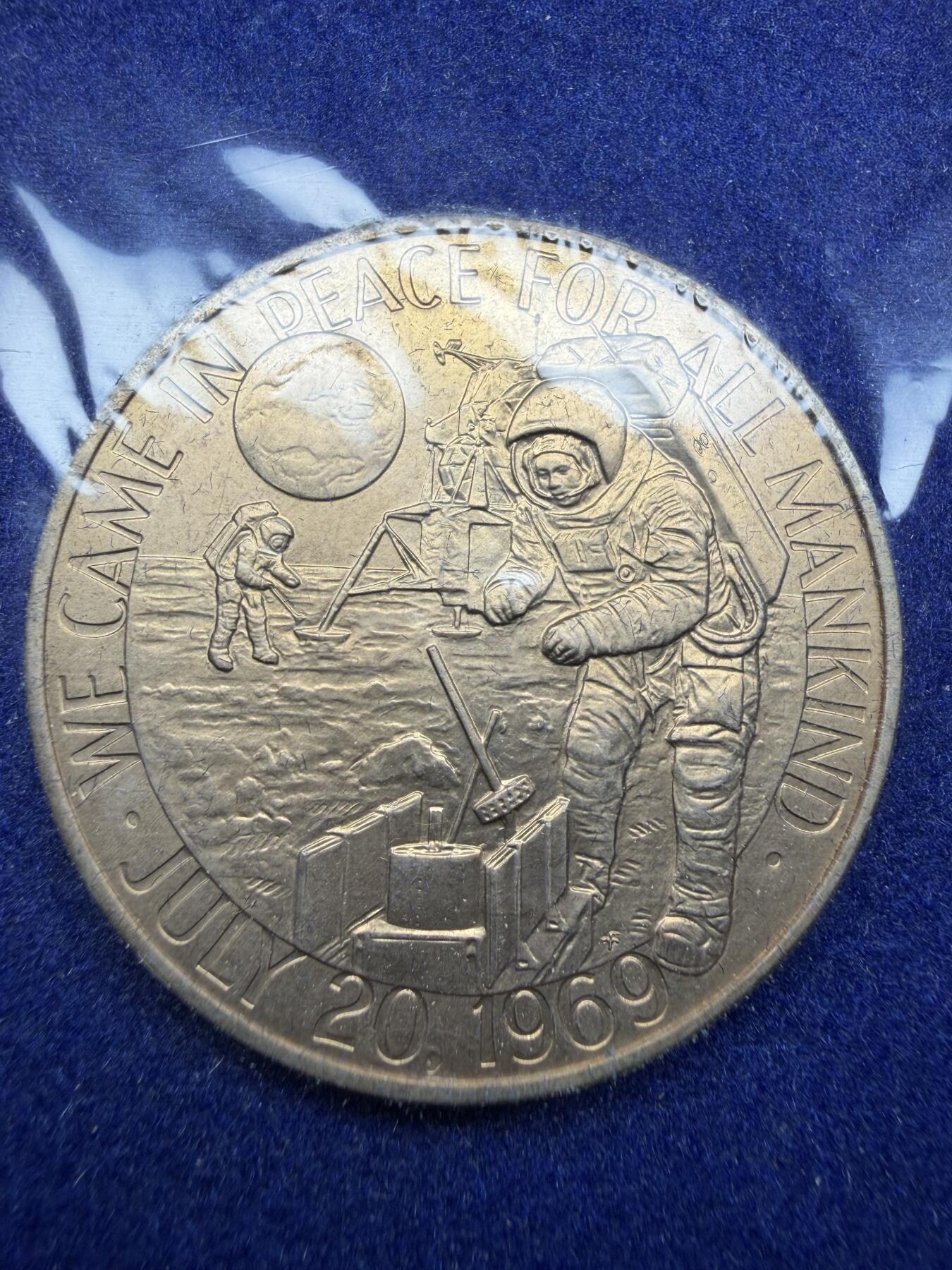 2026年集古藏今外币拍卖第三期-第5场—（总第315拍），可以寄存60天，满160元包邮。 原封1969年阿波罗11号（Apollo 11）登月任务纪念章，限量版