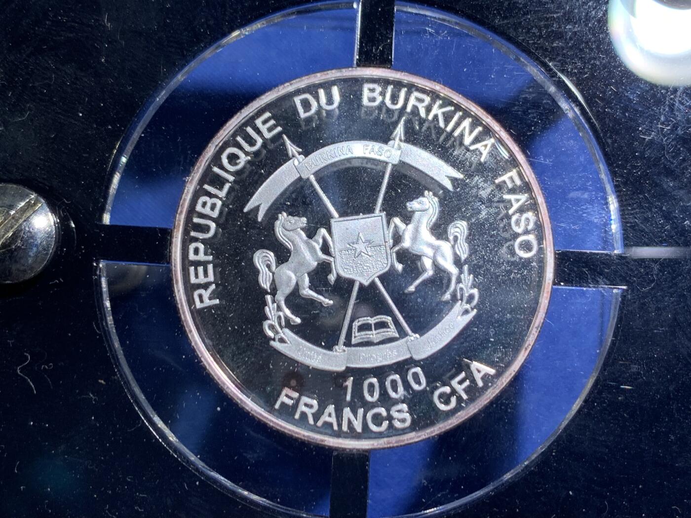 《竞宝斋》第471场 周日，周一，周二 3场连拍 （全场包邮）欢迎送拍 布基纳法索2016年1000法郎3枚立体雕塑银币套 美国银鹰 3X1盎司999银（3个雕塑鹰分别是镀金，镀银和仿古）发行量：333（有氧化） 盒证全（盒就是证）