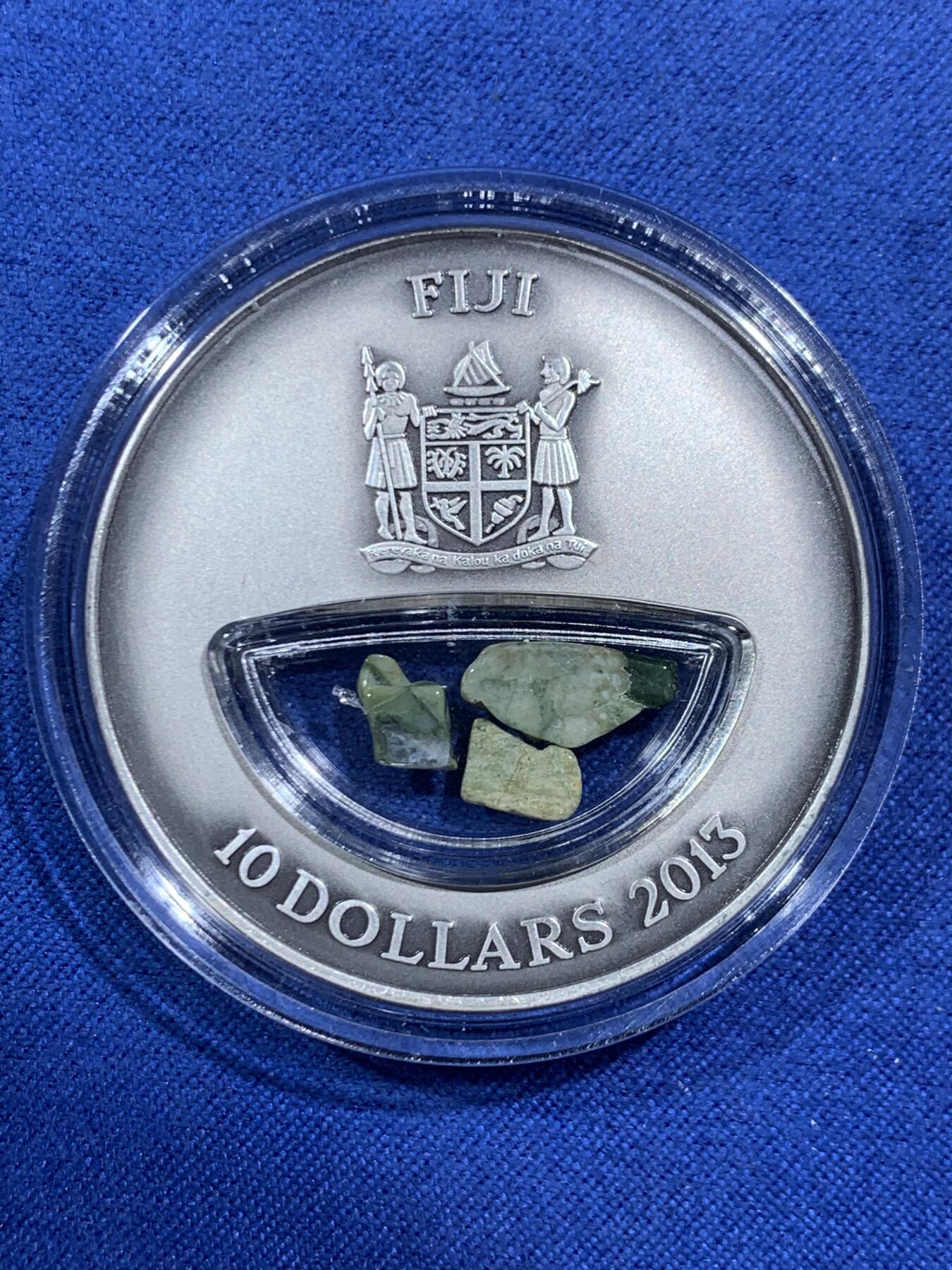 《竞宝斋》第471场 周日，周一，周二 3场连拍 （全场包邮）欢迎送拍 斐济2013年10元银币 正面为俄罗斯克罗诺茨基火山的景观 999银 20克 铸造量999枚 带盒证