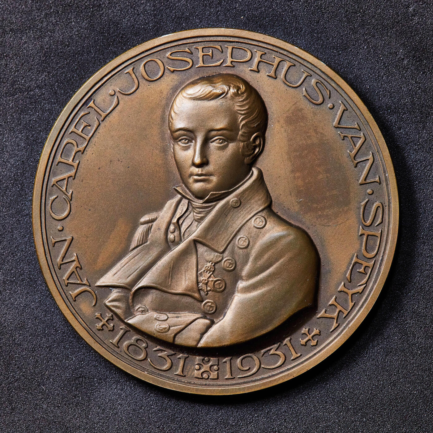 【俄甄集藏】2026年(049)03-18星期三 晚 19:30 全场包邮 荷兰1931年纪念民族英雄中校军官扬·卡雷尔·范·斯佩伊克牺牲100周年大铜章，原盒，直径：60mm，重量：75.9克，设计精美，少见品种