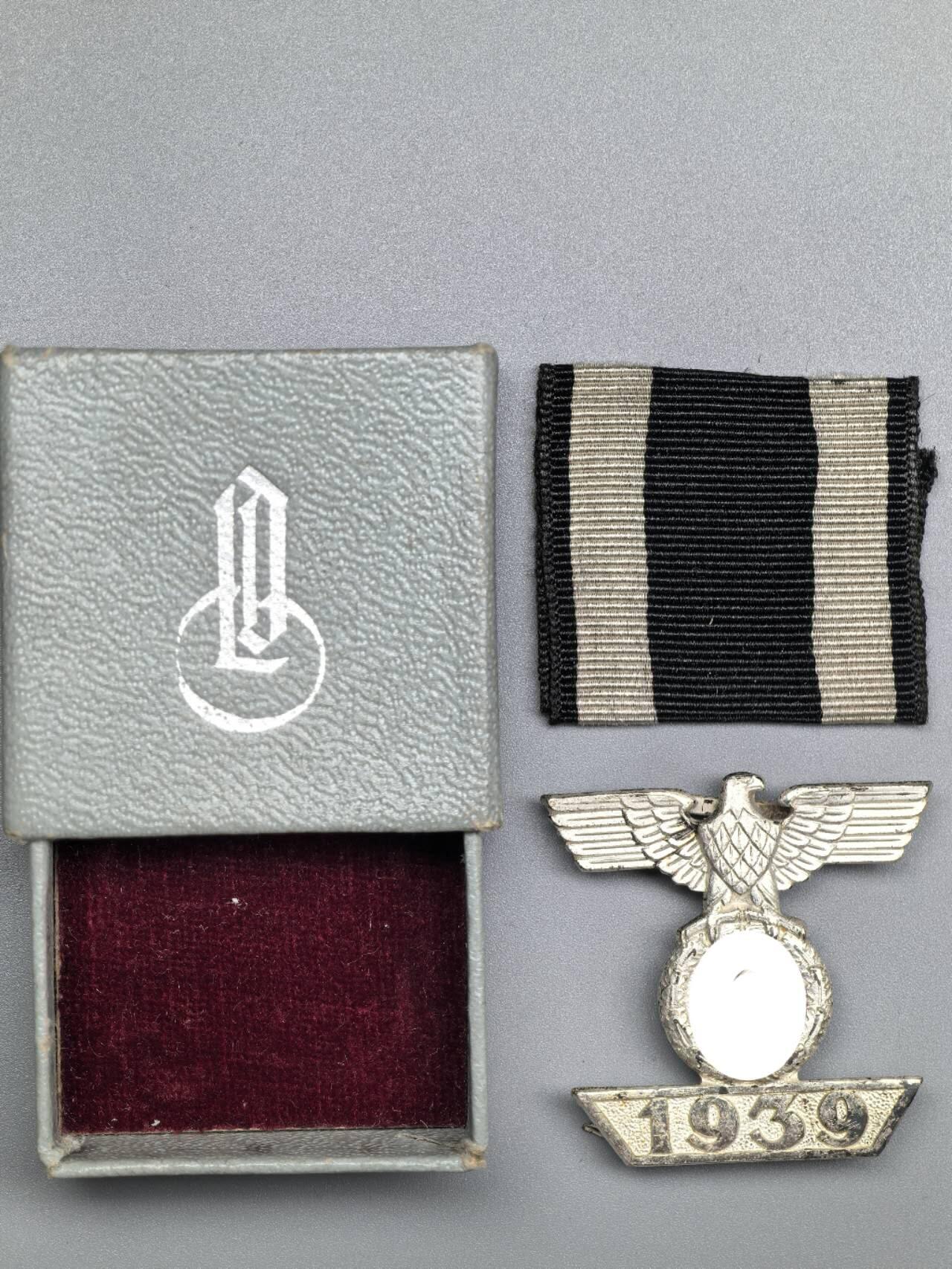 小驴勋章奖章收藏3月21日周六晚六点拍卖（珍爱和平，收藏战争，铭记历史，勿忘国耻，忠党爱国。有偿代拍，送拍规则在简介最后，参拍须阅读规则后再参拍，关系到运费包装发货时效真假辨别等关键信息，拍卖时不再发原图，看大图店主微信码在拍卖店铺介绍里） WWII二级铁十字勋饰，背打L/11厂标（著名的3厂Wihelm Deumer厂），Tombak铜合金镀银，针脚完整，品相非常吊，带非常罕见印有L/11厂标和SPII字样的LDO火柴盒样式的原盒，最后一图参考价1150欧元