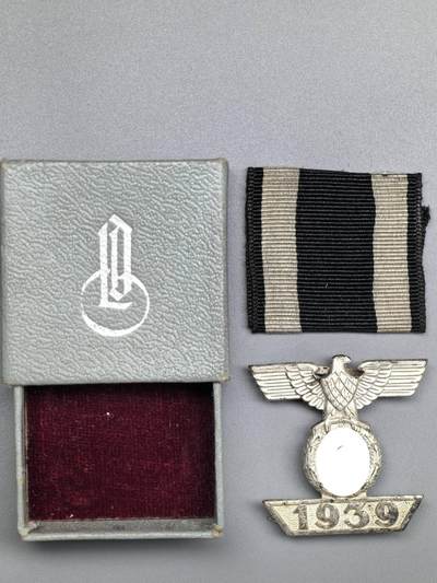 小驴勋章奖章收藏3月21日周六晚六点拍卖（珍爱和平，收藏战争，铭记历史，勿忘国耻，忠党爱国。有偿代拍，送拍规则在简介最后，参拍须阅读规则后再参拍，关系到运费包装发货时效真假辨别等关键信息，拍卖时不再发原图，看大图店主微信码在拍卖店铺介绍里） - WWII二级铁十字勋饰，背打L/11厂标（著名的3厂Wihelm Deumer厂），Tombak铜合金镀银，针脚完整，品相非常吊，带非常罕见印有L/11厂标和SPII字样的LDO火柴盒样式的原盒，最后一图参考价1150欧元