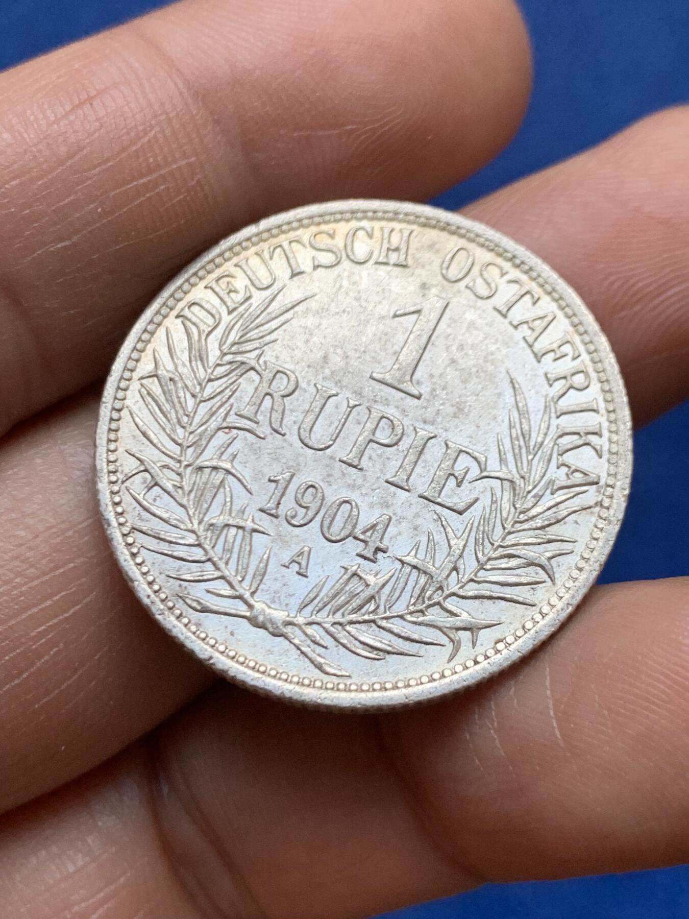 《竞宝斋》第471场 周日，周一，周二 3场连拍 （全场包邮）欢迎送拍 德属东非 1904年-A版 1卢比 银币 细节很好 少见品种 细节见图