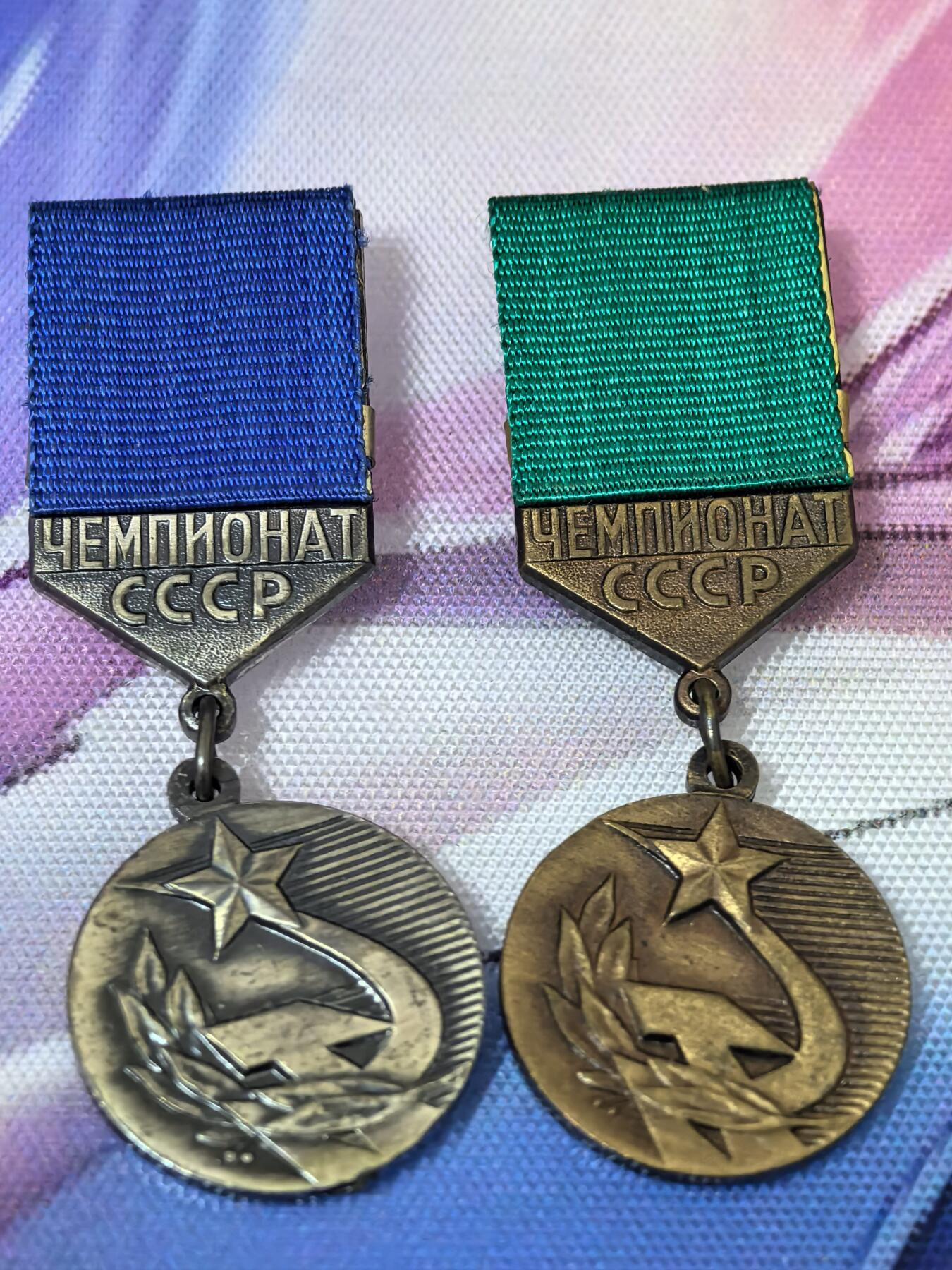 苏联勋章奖章拍卖 本次有亚捏，苏联艺术家，2次英雄的奖状，国际运动员全套等好货 不要错过 3月20日晚上九点结束在麦稀奇 找不到的加我qq或者微信都是184277308备注苏章拍卖。 苏联运动员大全套 著名拳击运动员 古里列夫 退役后还培养了多个世界冠军  其中国际健将8837 和国家级健将180189 有证书 其他无证书 但是是一起来的应该都是他的 算是比较全的运动员荣誉了 