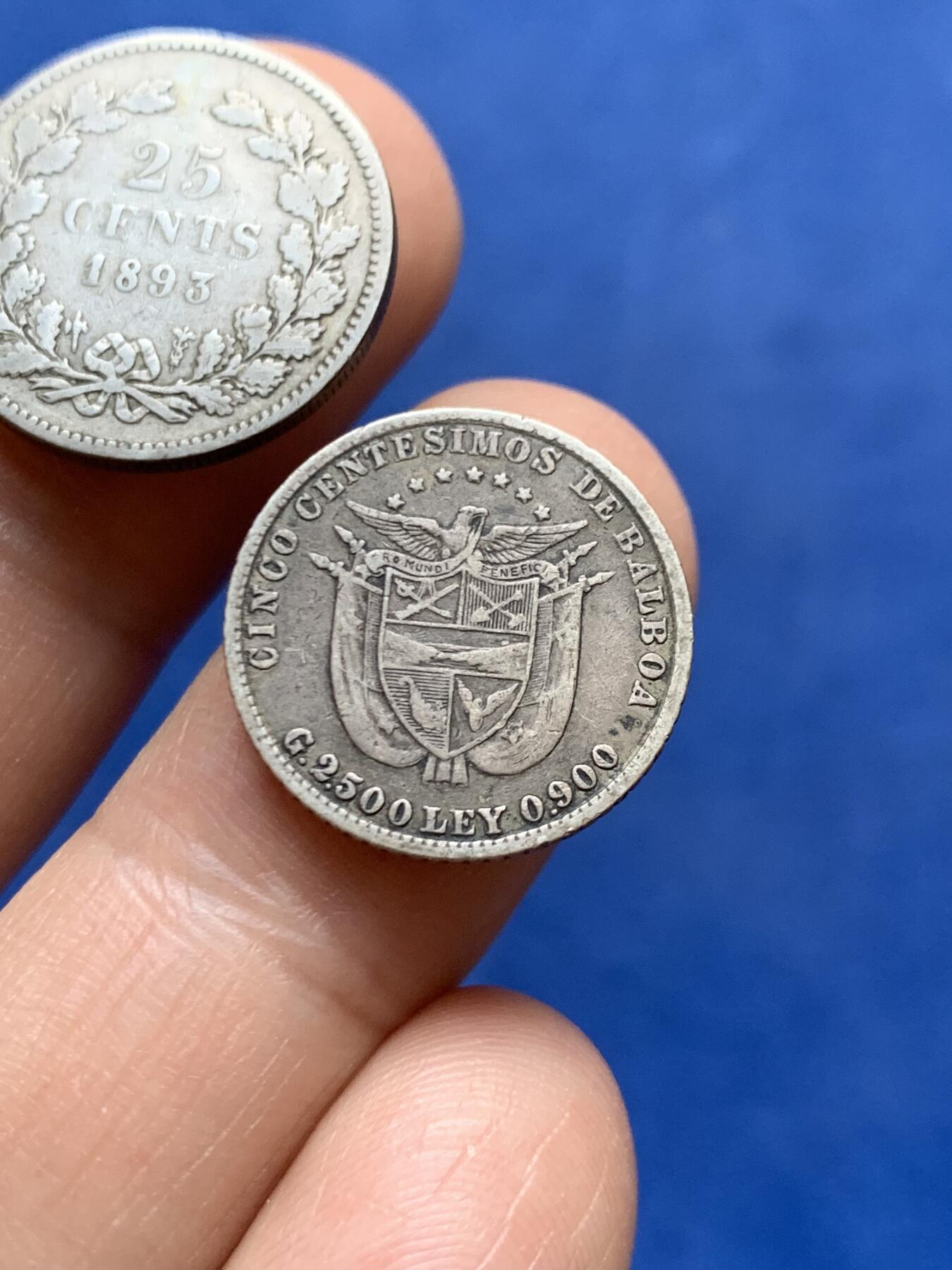 《竞宝斋》第471场 周日，周一，周二 3场连拍 （全场包邮）欢迎送拍 两枚一组 荷兰1893年25分银币 威廉明娜女王在位时期发行、银萝莉 巴拿马1904年50分武士银币 两枚都是比较袖珍且稀有的品种 细节不错 传世老包浆