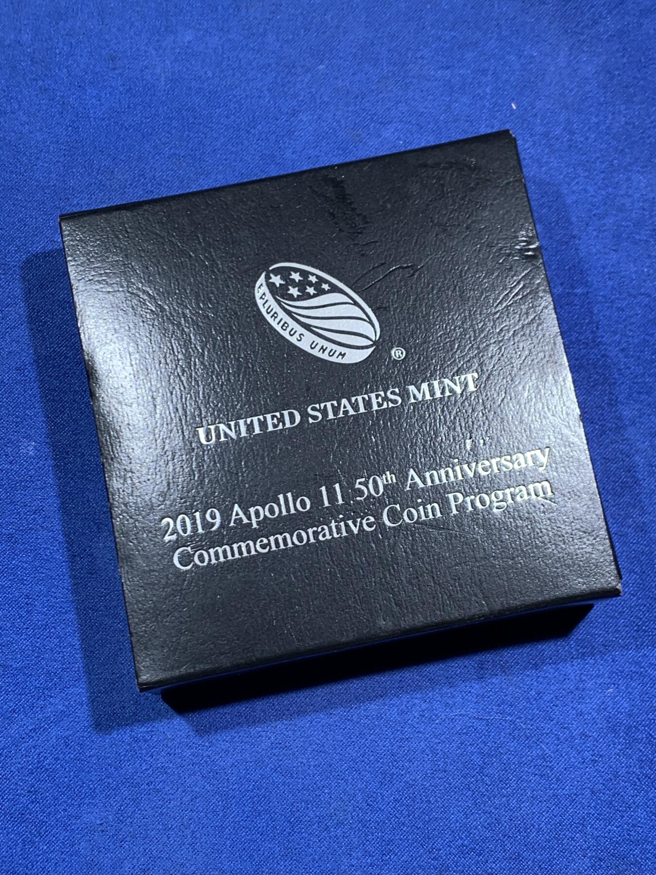 《竞宝斋》第471场 周日，周一，周二 3场连拍 （全场包邮）欢迎送拍 美国2019年1美元精制凹面银币 阿波罗11号50周年 999银26.73克 盒证全