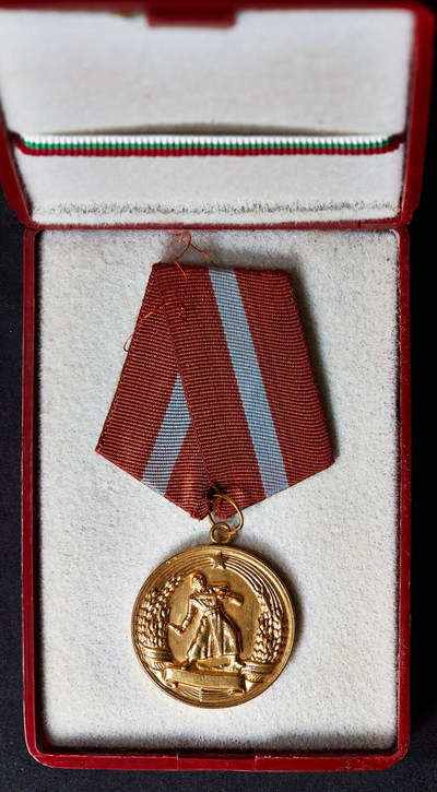 【俄甄集藏】2026年(049)03-18星期三 晚 19:30 全场包邮 - 保加利亚人民共和国战斗光荣奖章，原盒，铜质镀金，章体直径：33mm，重量含绶带：31.4克·，少见品种