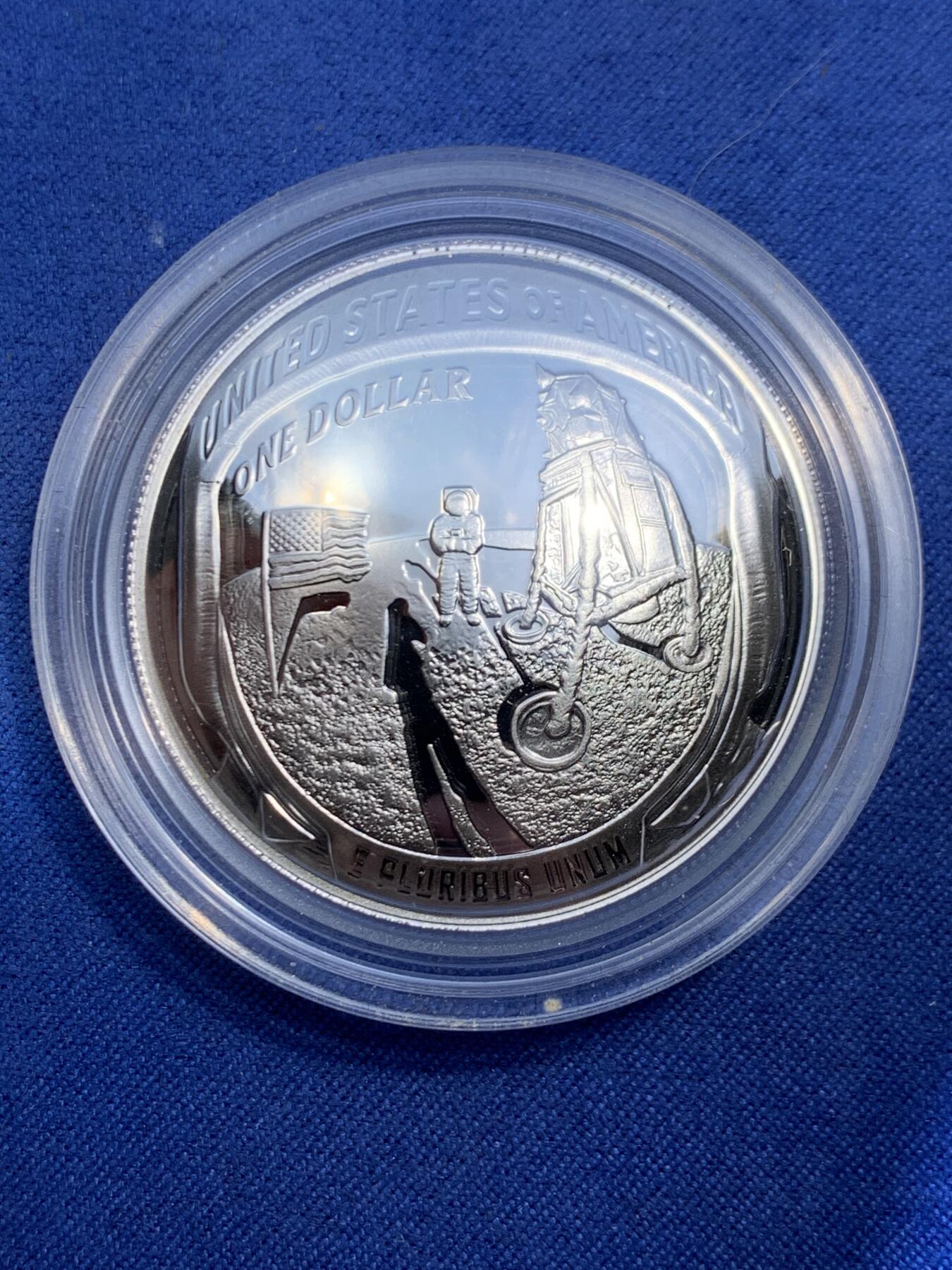 《竞宝斋》第471场 周日，周一，周二 3场连拍 （全场包邮）欢迎送拍 美国2019年1美元精制凹面银币 阿波罗11号50周年 999银26.73克 盒证全