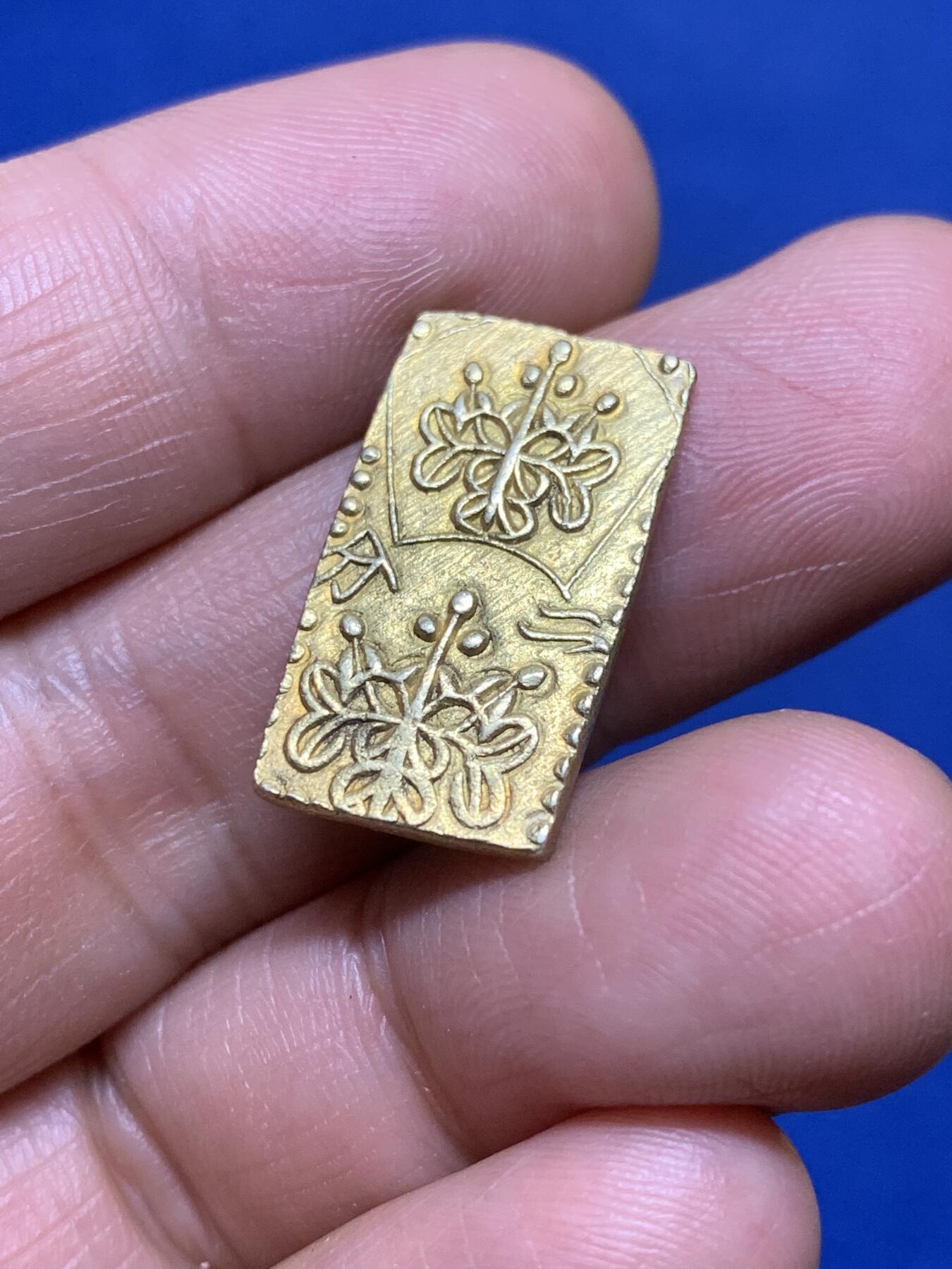 《竞宝斋》第471场 周日，周一，周二 3场连拍 （全场包邮）欢迎送拍 日本1828年江户时代文政二分金，重约6.52克，含金量约49%，非后期含金量低的明治二分金，这枚品相极好，目测未流通品相