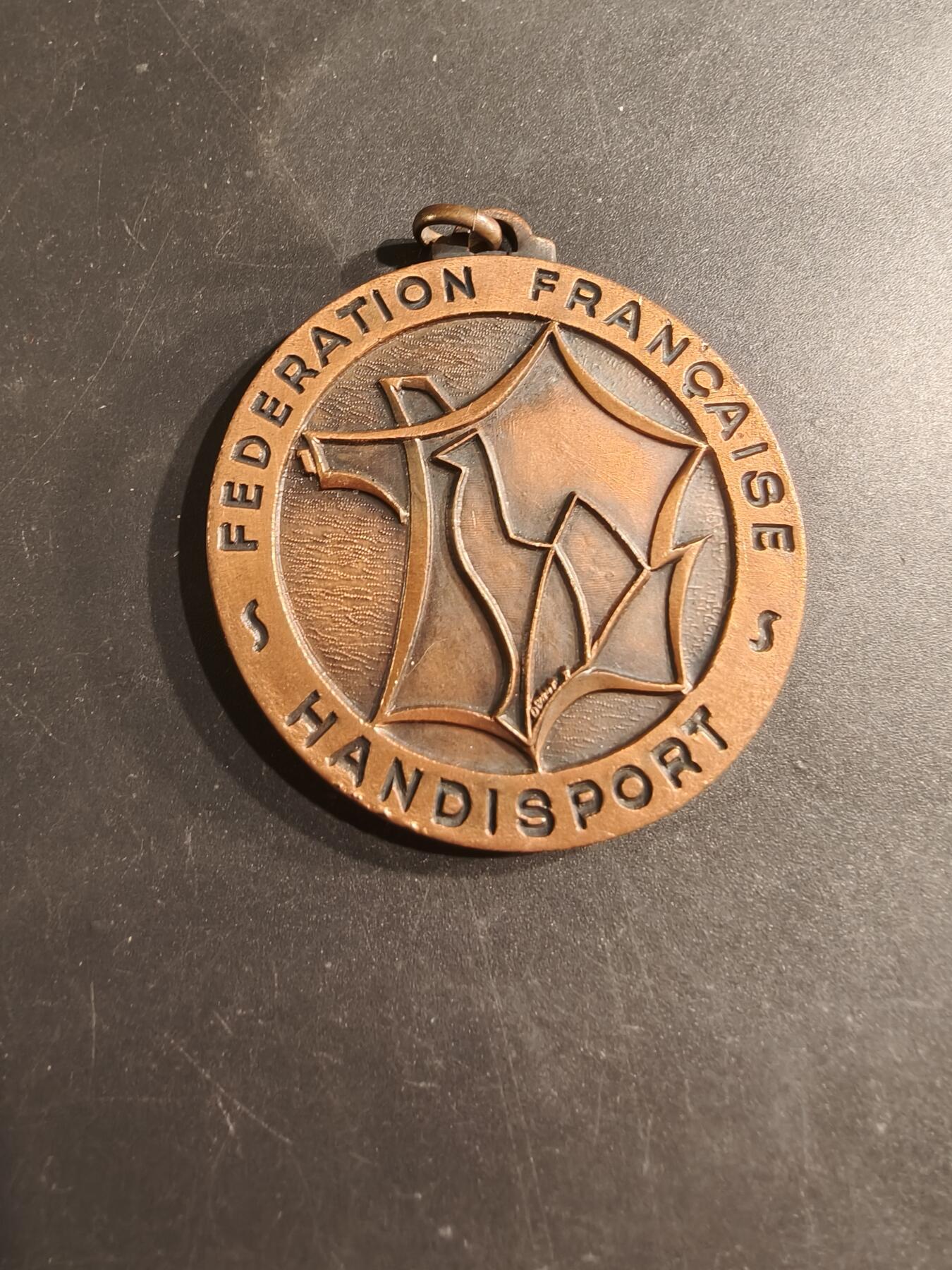 老王徽章第187期 法国乒乓球锦标赛冠军纪念章    直径50mm    重量62.1g