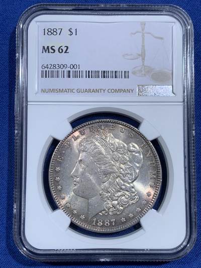 《竞宝斋》第471场 周日，周一，周二 3场连拍 （全场包邮）欢迎送拍 - NGC MS62 美国1887年摩根银币 淡紫色包浆 转光漂亮