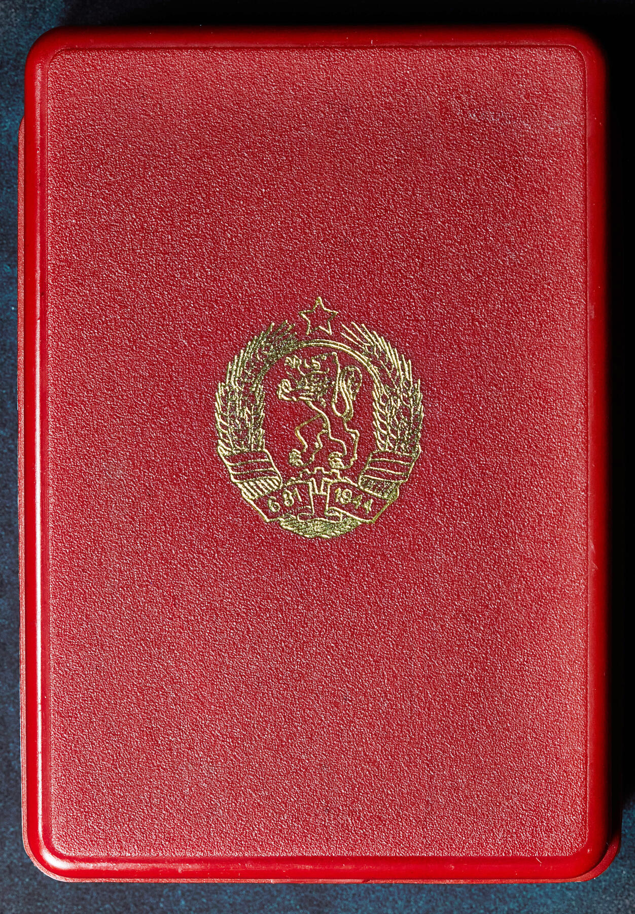 【俄甄集藏】2026年(049)03-18星期三 晚 19:30 全场包邮 保加利亚人民共和国战斗光荣奖章，原盒，铜质镀金，章体直径：33mm，重量含绶带：31.4克·，少见品种