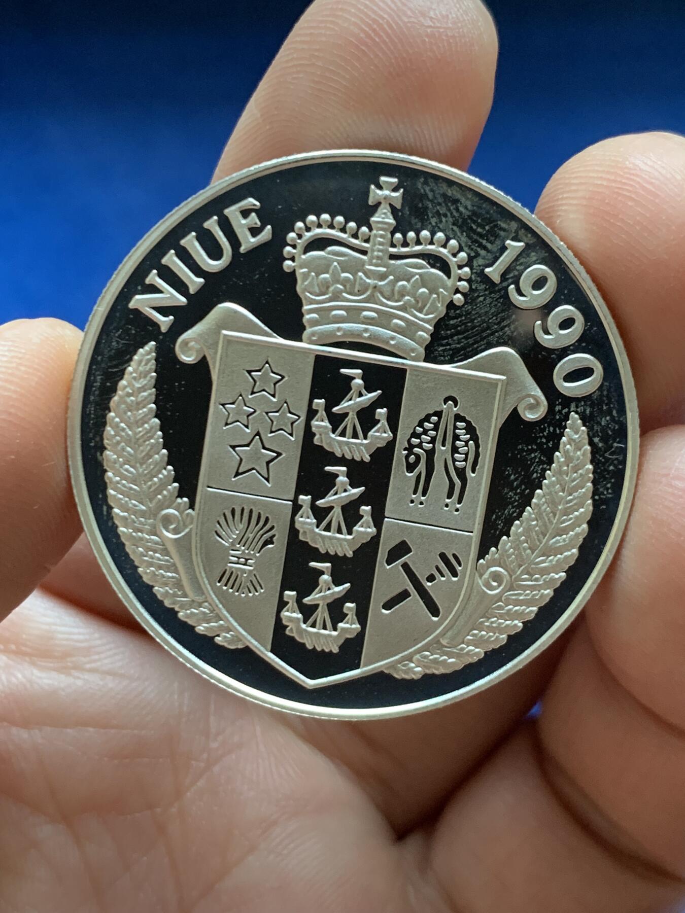 《竞宝斋》第471场 周日，周一，周二 3场连拍 （全场包邮）欢迎送拍 纽埃1990年50元精制银币，意大利世界杯主题，28.45g，925银，铸造量20000枚。