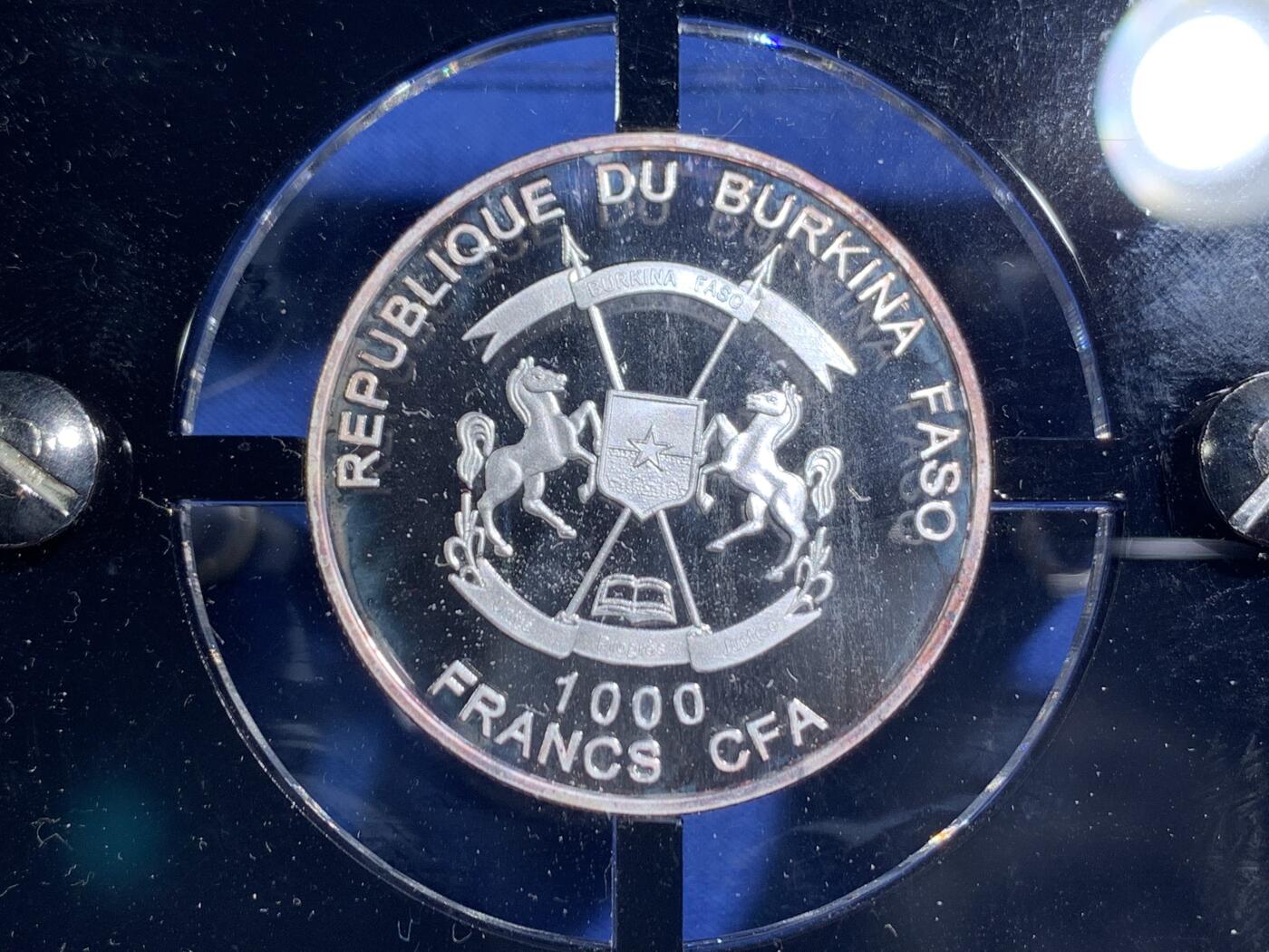 《竞宝斋》第471场 周日，周一，周二 3场连拍 （全场包邮）欢迎送拍 布基纳法索2016年1000法郎3枚立体雕塑银币套 美国银鹰 3X1盎司999银（3个雕塑鹰分别是镀金，镀银和仿古）发行量：333（有氧化） 盒证全（盒就是证）