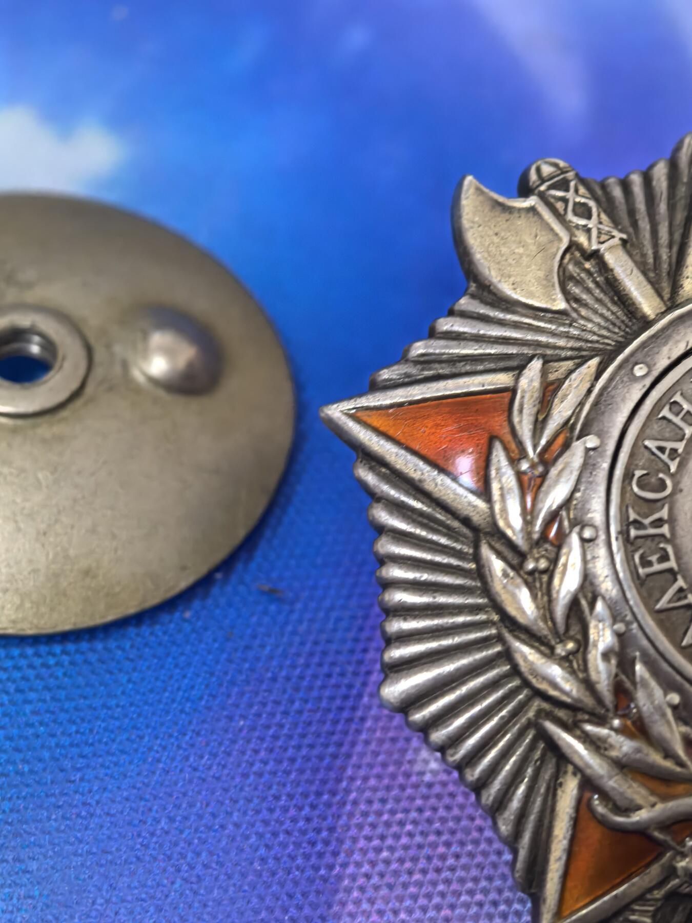 苏联勋章奖章拍卖 本次有亚捏，苏联艺术家，2次英雄的奖状，国际运动员全套等好货 不要错过 3月20日晚上九点结束在麦稀奇 找不到的加我qq或者微信都是184277308备注苏章拍卖。 苏联亚历山大涅夫斯基勋章 好品无磕碰 炮兵连长消灭4火力点 早年购自大西洋 可以找我要购买存档 里面有详细描述 登记卡从新查询了电子版比较好的临时登记卡 奖励卡也已经翻译 