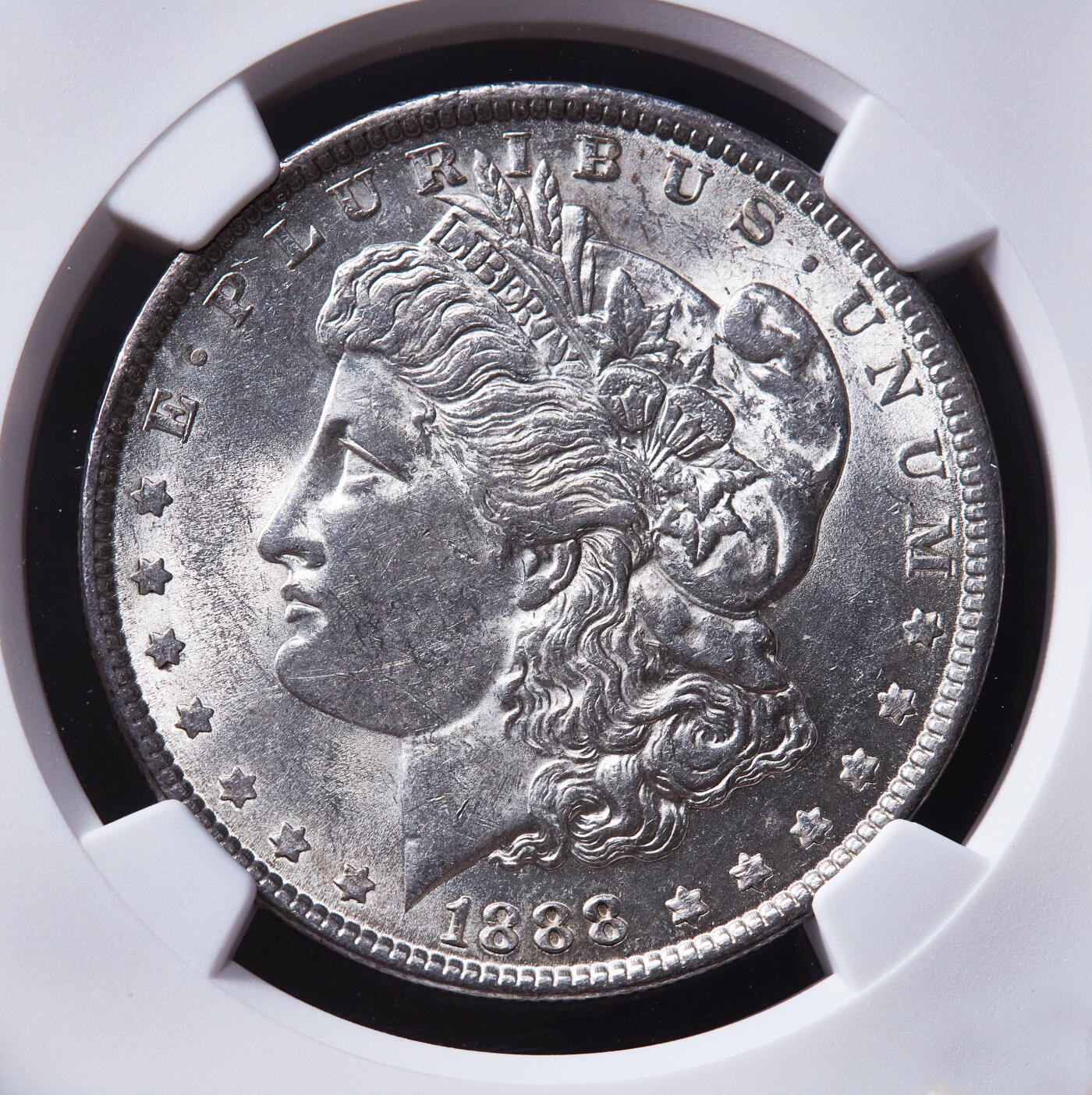 【俄甄集藏】2026年(049)03-18星期三 晚 19:30 全场包邮 美国1888年摩根1美元大银币，NGC MS62，转光品相