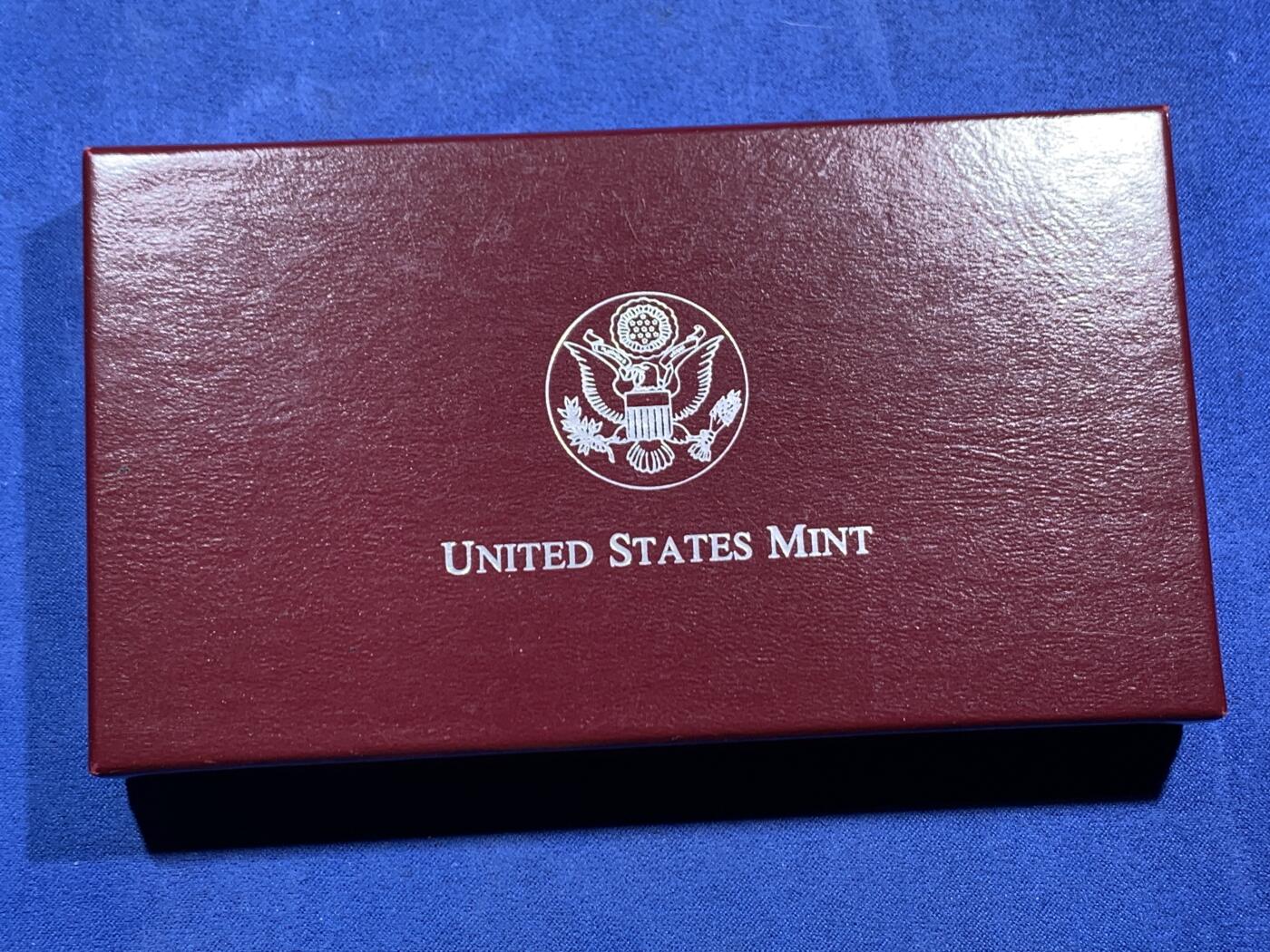 《竞宝斋》第471场 周日，周一，周二 3场连拍 （全场包邮）欢迎送拍 两枚一组 美国1992年第25届奥运会50美分/1美元纪念币 其中1美元是银币（900银 26.7克） 带证书