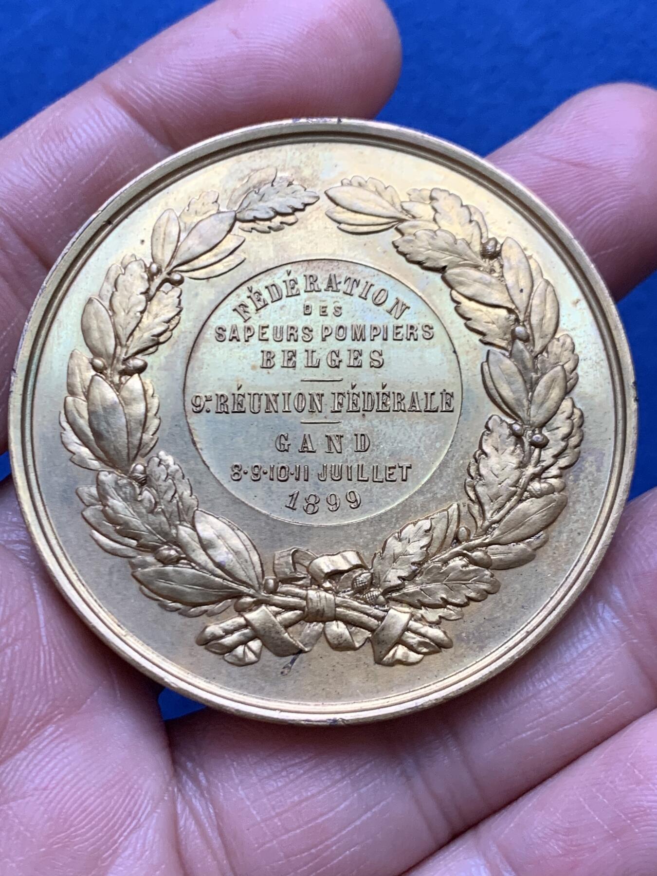 《竞宝斋》第471场 周日，周一，周二 3场连拍 （全场包邮）欢迎送拍 比利时1899年根特第九届联邦大会-消防员联合会纪念章 51.4克 50.2mm 细节见图